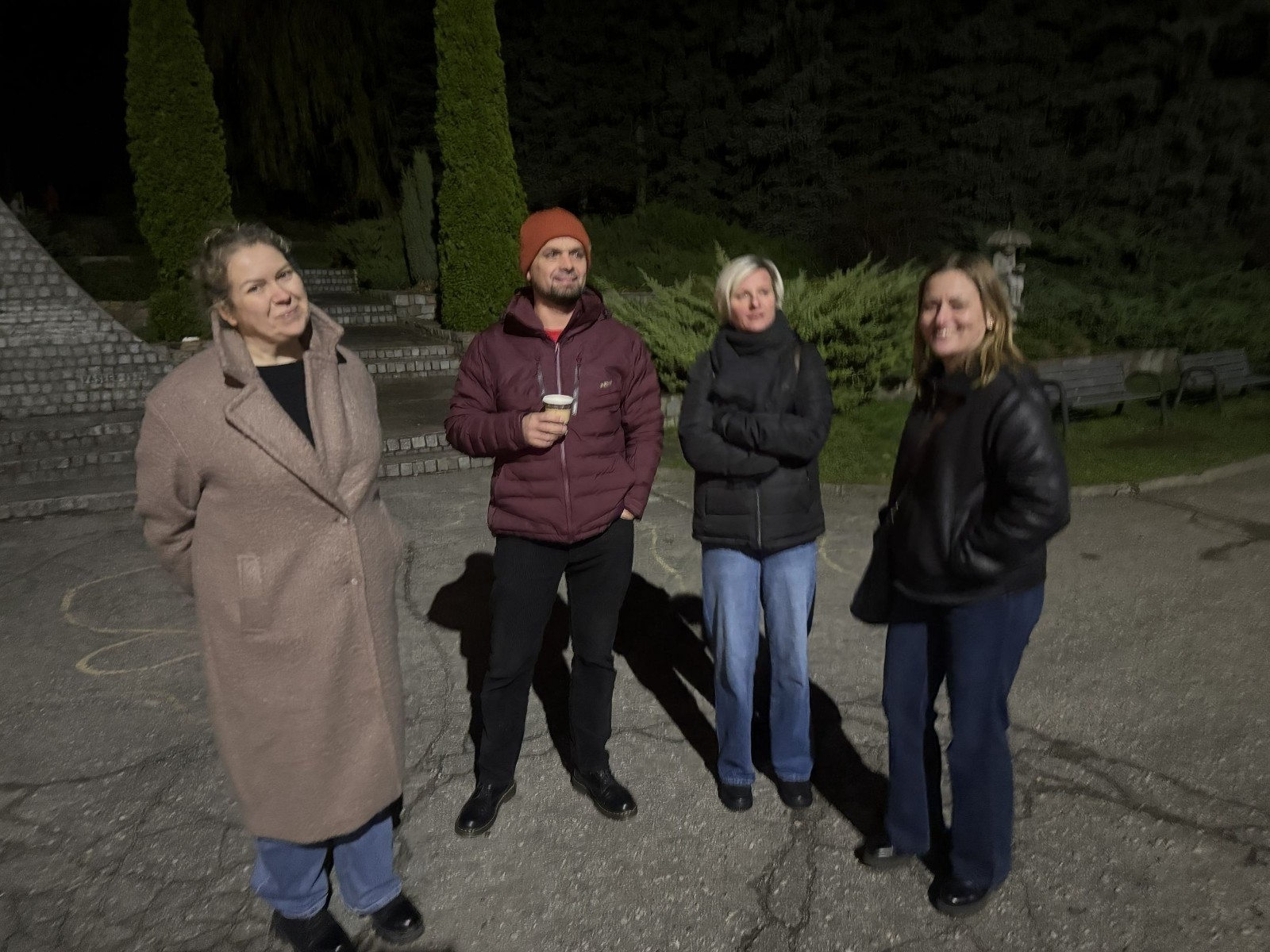 O godzinie 17:00 pod szkołą rozpoczęła się impreza, która zgromadziła około 200 osób. Szkoła została podświetlona na czerwono, co symbolizowało naszą jedność w walce z przemocą. Był to akcent podsumowujący nasze wcześ iej sze  działania w ramach Kampanii Ogólnopolskiej „Dzieciństwo bez Przemocy”. Od października uczniowie uczestniczyli w lekcjach online przygotowanych przez Fundację Dajemy Dzieciom Siłę. Rodzice również zostali objęci wsparciem w postaci webinaru online ww. fudacji.
Uczestnicy mogli wziąć udział w wspólnym śpiewaniu, quizie wiedzy o przemocy oraz tworzeniu „kamieni mocy” – symboli pozytywnej energii i wsparcia. Dodatkowo, w ramach konkursów, przyznano nagrody ufundowane przez Urząd Miejski w Pasłęku.
Ten cudowny czas umilił nam smaczny poczęstunek, w tym grochówka, pizza i ciasta, gorąca kawa i herbatka przygotowany przez panie kucharki i rodziców.
W wydarzeniu uczestniczyli również zaproszeni goście, w tym Burmistrz Pasłęka – pani Elżbieta Wasiuk,  podinspektor KP Pasłęk – pani Agnieszka Bielewicz - Piechowiak oraz przedstawiciel Kuratorium Oświaty w Elblągu – pani Teresa Bednarz, którzy wspierają nasze działania. Ich obecność była dowodem na to, jak ważna jest współpraca lokalnej społeczności w walce z przemocą wobec dzieci. Dziękujemy wszystkim, którzy wzięli udział w tym wyjątkowym dniu oraz przyczynili się do jego organizacji. Razem możemy stworzyć bezpieczne i przyjazne środowisko dla naszych dzieci!
