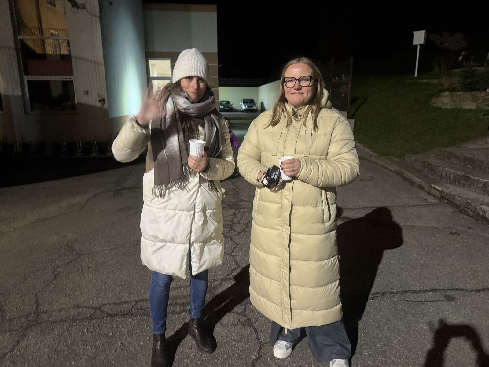 O godzinie 17:00 pod szkołą rozpoczęła się impreza, która zgromadziła około 200 osób. Szkoła została podświetlona na czerwono, co symbolizowało naszą jedność w walce z przemocą. Był to akcent podsumowujący nasze wcześ iej sze  działania w ramach Kampanii Ogólnopolskiej „Dzieciństwo bez Przemocy”. Od października uczniowie uczestniczyli w lekcjach online przygotowanych przez Fundację Dajemy Dzieciom Siłę. Rodzice również zostali objęci wsparciem w postaci webinaru online ww. fudacji.
Uczestnicy mogli wziąć udział w wspólnym śpiewaniu, quizie wiedzy o przemocy oraz tworzeniu „kamieni mocy” – symboli pozytywnej energii i wsparcia. Dodatkowo, w ramach konkursów, przyznano nagrody ufundowane przez Urząd Miejski w Pasłęku.
Ten cudowny czas umilił nam smaczny poczęstunek, w tym grochówka, pizza i ciasta, gorąca kawa i herbatka przygotowany przez panie kucharki i rodziców.
W wydarzeniu uczestniczyli również zaproszeni goście, w tym Burmistrz Pasłęka – pani Elżbieta Wasiuk,  podinspektor KP Pasłęk – pani Agnieszka Bielewicz - Piechowiak oraz przedstawiciel Kuratorium Oświaty w Elblągu – pani Teresa Bednarz, którzy wspierają nasze działania. Ich obecność była dowodem na to, jak ważna jest współpraca lokalnej społeczności w walce z przemocą wobec dzieci. Dziękujemy wszystkim, którzy wzięli udział w tym wyjątkowym dniu oraz przyczynili się do jego organizacji. Razem możemy stworzyć bezpieczne i przyjazne środowisko dla naszych dzieci!
