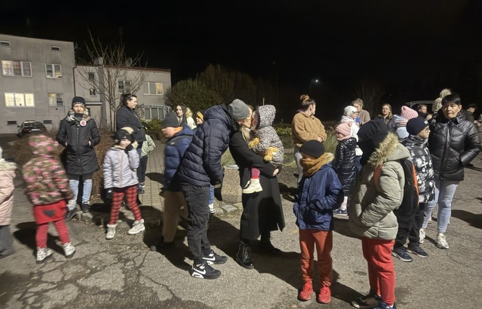 O godzinie 17:00 pod szkołą rozpoczęła się impreza, która zgromadziła około 200 osób. Szkoła została podświetlona na czerwono, co symbolizowało naszą jedność w walce z przemocą. Był to akcent podsumowujący nasze wcześ iej sze  działania w ramach Kampanii Ogólnopolskiej „Dzieciństwo bez Przemocy”. Od października uczniowie uczestniczyli w lekcjach online przygotowanych przez Fundację Dajemy Dzieciom Siłę. Rodzice również zostali objęci wsparciem w postaci webinaru online ww. fudacji.
Uczestnicy mogli wziąć udział w wspólnym śpiewaniu, quizie wiedzy o przemocy oraz tworzeniu „kamieni mocy” – symboli pozytywnej energii i wsparcia. Dodatkowo, w ramach konkursów, przyznano nagrody ufundowane przez Urząd Miejski w Pasłęku.
Ten cudowny czas umilił nam smaczny poczęstunek, w tym grochówka, pizza i ciasta, gorąca kawa i herbatka przygotowany przez panie kucharki i rodziców.
W wydarzeniu uczestniczyli również zaproszeni goście, w tym Burmistrz Pasłęka – pani Elżbieta Wasiuk,  podinspektor KP Pasłęk – pani Agnieszka Bielewicz - Piechowiak oraz przedstawiciel Kuratorium Oświaty w Elblągu – pani Teresa Bednarz, którzy wspierają nasze działania. Ich obecność była dowodem na to, jak ważna jest współpraca lokalnej społeczności w walce z przemocą wobec dzieci. Dziękujemy wszystkim, którzy wzięli udział w tym wyjątkowym dniu oraz przyczynili się do jego organizacji. Razem możemy stworzyć bezpieczne i przyjazne środowisko dla naszych dzieci!
