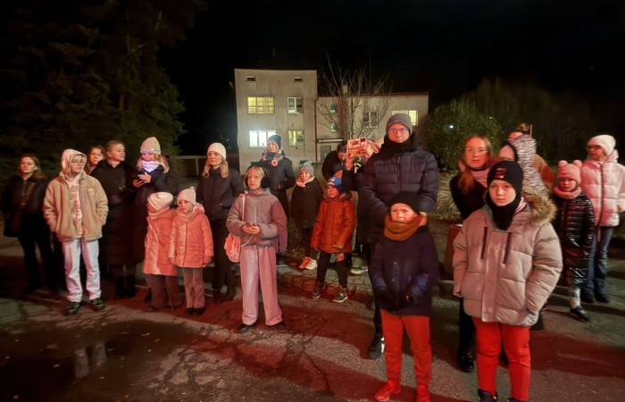 O godzinie 17:00 pod szkołą rozpoczęła się impreza, która zgromadziła około 200 osób. Szkoła została podświetlona na czerwono, co symbolizowało naszą jedność w walce z przemocą. Był to akcent podsumowujący nasze wcześ iej sze  działania w ramach Kampanii Ogólnopolskiej „Dzieciństwo bez Przemocy”. Od października uczniowie uczestniczyli w lekcjach online przygotowanych przez Fundację Dajemy Dzieciom Siłę. Rodzice również zostali objęci wsparciem w postaci webinaru online ww. fudacji.
Uczestnicy mogli wziąć udział w wspólnym śpiewaniu, quizie wiedzy o przemocy oraz tworzeniu „kamieni mocy” – symboli pozytywnej energii i wsparcia. Dodatkowo, w ramach konkursów, przyznano nagrody ufundowane przez Urząd Miejski w Pasłęku.
Ten cudowny czas umilił nam smaczny poczęstunek, w tym grochówka, pizza i ciasta, gorąca kawa i herbatka przygotowany przez panie kucharki i rodziców.
W wydarzeniu uczestniczyli również zaproszeni goście, w tym Burmistrz Pasłęka – pani Elżbieta Wasiuk,  podinspektor KP Pasłęk – pani Agnieszka Bielewicz - Piechowiak oraz przedstawiciel Kuratorium Oświaty w Elblągu – pani Teresa Bednarz, którzy wspierają nasze działania. Ich obecność była dowodem na to, jak ważna jest współpraca lokalnej społeczności w walce z przemocą wobec dzieci. Dziękujemy wszystkim, którzy wzięli udział w tym wyjątkowym dniu oraz przyczynili się do jego organizacji. Razem możemy stworzyć bezpieczne i przyjazne środowisko dla naszych dzieci!
