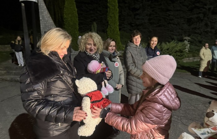 O godzinie 17:00 pod szkołą rozpoczęła się impreza, która zgromadziła około 200 osób. Szkoła została podświetlona na czerwono, co symbolizowało naszą jedność w walce z przemocą. Był to akcent podsumowujący nasze wcześ iej sze  działania w ramach Kampanii Ogólnopolskiej „Dzieciństwo bez Przemocy”. Od października uczniowie uczestniczyli w lekcjach online przygotowanych przez Fundację Dajemy Dzieciom Siłę. Rodzice również zostali objęci wsparciem w postaci webinaru online ww. fudacji.
Uczestnicy mogli wziąć udział w wspólnym śpiewaniu, quizie wiedzy o przemocy oraz tworzeniu „kamieni mocy” – symboli pozytywnej energii i wsparcia. Dodatkowo, w ramach konkursów, przyznano nagrody ufundowane przez Urząd Miejski w Pasłęku.
Ten cudowny czas umilił nam smaczny poczęstunek, w tym grochówka, pizza i ciasta, gorąca kawa i herbatka przygotowany przez panie kucharki i rodziców.
W wydarzeniu uczestniczyli również zaproszeni goście, w tym Burmistrz Pasłęka – pani Elżbieta Wasiuk,  podinspektor KP Pasłęk – pani Agnieszka Bielewicz - Piechowiak oraz przedstawiciel Kuratorium Oświaty w Elblągu – pani Teresa Bednarz, którzy wspierają nasze działania. Ich obecność była dowodem na to, jak ważna jest współpraca lokalnej społeczności w walce z przemocą wobec dzieci. Dziękujemy wszystkim, którzy wzięli udział w tym wyjątkowym dniu oraz przyczynili się do jego organizacji. Razem możemy stworzyć bezpieczne i przyjazne środowisko dla naszych dzieci!
