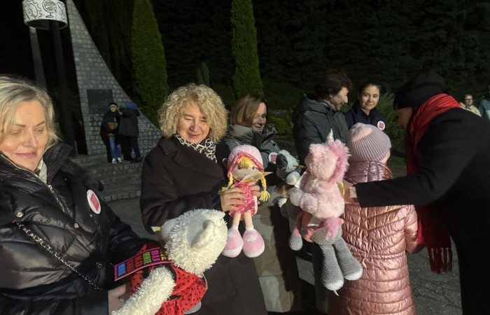 O godzinie 17:00 pod szkołą rozpoczęła się impreza, która zgromadziła około 200 osób. Szkoła została podświetlona na czerwono, co symbolizowało naszą jedność w walce z przemocą. Był to akcent podsumowujący nasze wcześ iej sze  działania w ramach Kampanii Ogólnopolskiej „Dzieciństwo bez Przemocy”. Od października uczniowie uczestniczyli w lekcjach online przygotowanych przez Fundację Dajemy Dzieciom Siłę. Rodzice również zostali objęci wsparciem w postaci webinaru online ww. fudacji.
Uczestnicy mogli wziąć udział w wspólnym śpiewaniu, quizie wiedzy o przemocy oraz tworzeniu „kamieni mocy” – symboli pozytywnej energii i wsparcia. Dodatkowo, w ramach konkursów, przyznano nagrody ufundowane przez Urząd Miejski w Pasłęku.
Ten cudowny czas umilił nam smaczny poczęstunek, w tym grochówka, pizza i ciasta, gorąca kawa i herbatka przygotowany przez panie kucharki i rodziców.
W wydarzeniu uczestniczyli również zaproszeni goście, w tym Burmistrz Pasłęka – pani Elżbieta Wasiuk,  podinspektor KP Pasłęk – pani Agnieszka Bielewicz - Piechowiak oraz przedstawiciel Kuratorium Oświaty w Elblągu – pani Teresa Bednarz, którzy wspierają nasze działania. Ich obecność była dowodem na to, jak ważna jest współpraca lokalnej społeczności w walce z przemocą wobec dzieci. Dziękujemy wszystkim, którzy wzięli udział w tym wyjątkowym dniu oraz przyczynili się do jego organizacji. Razem możemy stworzyć bezpieczne i przyjazne środowisko dla naszych dzieci!
