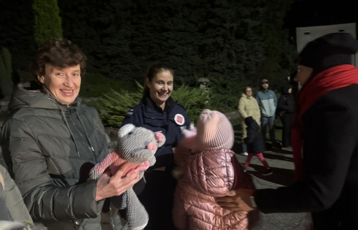 O godzinie 17:00 pod szkołą rozpoczęła się impreza, która zgromadziła około 200 osób. Szkoła została podświetlona na czerwono, co symbolizowało naszą jedność w walce z przemocą. Był to akcent podsumowujący nasze wcześ iej sze  działania w ramach Kampanii Ogólnopolskiej „Dzieciństwo bez Przemocy”. Od października uczniowie uczestniczyli w lekcjach online przygotowanych przez Fundację Dajemy Dzieciom Siłę. Rodzice również zostali objęci wsparciem w postaci webinaru online ww. fudacji.
Uczestnicy mogli wziąć udział w wspólnym śpiewaniu, quizie wiedzy o przemocy oraz tworzeniu „kamieni mocy” – symboli pozytywnej energii i wsparcia. Dodatkowo, w ramach konkursów, przyznano nagrody ufundowane przez Urząd Miejski w Pasłęku.
Ten cudowny czas umilił nam smaczny poczęstunek, w tym grochówka, pizza i ciasta, gorąca kawa i herbatka przygotowany przez panie kucharki i rodziców.
W wydarzeniu uczestniczyli również zaproszeni goście, w tym Burmistrz Pasłęka – pani Elżbieta Wasiuk,  podinspektor KP Pasłęk – pani Agnieszka Bielewicz - Piechowiak oraz przedstawiciel Kuratorium Oświaty w Elblągu – pani Teresa Bednarz, którzy wspierają nasze działania. Ich obecność była dowodem na to, jak ważna jest współpraca lokalnej społeczności w walce z przemocą wobec dzieci. Dziękujemy wszystkim, którzy wzięli udział w tym wyjątkowym dniu oraz przyczynili się do jego organizacji. Razem możemy stworzyć bezpieczne i przyjazne środowisko dla naszych dzieci!
