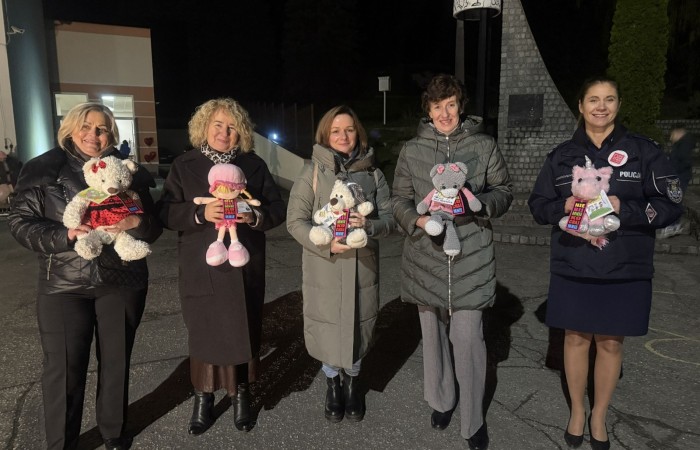 O godzinie 17:00 pod szkołą rozpoczęła się impreza, która zgromadziła około 200 osób. Szkoła została podświetlona na czerwono, co symbolizowało naszą jedność w walce z przemocą. Był to akcent podsumowujący nasze wcześ iej sze  działania w ramach Kampanii Ogólnopolskiej „Dzieciństwo bez Przemocy”. Od października uczniowie uczestniczyli w lekcjach online przygotowanych przez Fundację Dajemy Dzieciom Siłę. Rodzice również zostali objęci wsparciem w postaci webinaru online ww. fudacji.
Uczestnicy mogli wziąć udział w wspólnym śpiewaniu, quizie wiedzy o przemocy oraz tworzeniu „kamieni mocy” – symboli pozytywnej energii i wsparcia. Dodatkowo, w ramach konkursów, przyznano nagrody ufundowane przez Urząd Miejski w Pasłęku.
Ten cudowny czas umilił nam smaczny poczęstunek, w tym grochówka, pizza i ciasta, gorąca kawa i herbatka przygotowany przez panie kucharki i rodziców.
W wydarzeniu uczestniczyli również zaproszeni goście, w tym Burmistrz Pasłęka – pani Elżbieta Wasiuk,  podinspektor KP Pasłęk – pani Agnieszka Bielewicz - Piechowiak oraz przedstawiciel Kuratorium Oświaty w Elblągu – pani Teresa Bednarz, którzy wspierają nasze działania. Ich obecność była dowodem na to, jak ważna jest współpraca lokalnej społeczności w walce z przemocą wobec dzieci. Dziękujemy wszystkim, którzy wzięli udział w tym wyjątkowym dniu oraz przyczynili się do jego organizacji. Razem możemy stworzyć bezpieczne i przyjazne środowisko dla naszych dzieci!
