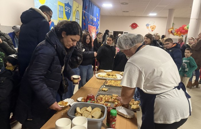 O godzinie 17:00 pod szkołą rozpoczęła się impreza, która zgromadziła około 200 osób. Szkoła została podświetlona na czerwono, co symbolizowało naszą jedność w walce z przemocą. Był to akcent podsumowujący nasze wcześ iej sze  działania w ramach Kampanii Ogólnopolskiej „Dzieciństwo bez Przemocy”. Od października uczniowie uczestniczyli w lekcjach online przygotowanych przez Fundację Dajemy Dzieciom Siłę. Rodzice również zostali objęci wsparciem w postaci webinaru online ww. fudacji.
Uczestnicy mogli wziąć udział w wspólnym śpiewaniu, quizie wiedzy o przemocy oraz tworzeniu „kamieni mocy” – symboli pozytywnej energii i wsparcia. Dodatkowo, w ramach konkursów, przyznano nagrody ufundowane przez Urząd Miejski w Pasłęku.
Ten cudowny czas umilił nam smaczny poczęstunek, w tym grochówka, pizza i ciasta, gorąca kawa i herbatka przygotowany przez panie kucharki i rodziców.
W wydarzeniu uczestniczyli również zaproszeni goście, w tym Burmistrz Pasłęka – pani Elżbieta Wasiuk,  podinspektor KP Pasłęk – pani Agnieszka Bielewicz - Piechowiak oraz przedstawiciel Kuratorium Oświaty w Elblągu – pani Teresa Bednarz, którzy wspierają nasze działania. Ich obecność była dowodem na to, jak ważna jest współpraca lokalnej społeczności w walce z przemocą wobec dzieci. Dziękujemy wszystkim, którzy wzięli udział w tym wyjątkowym dniu oraz przyczynili się do jego organizacji. Razem możemy stworzyć bezpieczne i przyjazne środowisko dla naszych dzieci!
