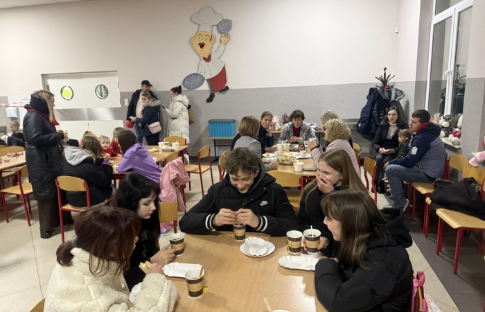 O godzinie 17:00 pod szkołą rozpoczęła się impreza, która zgromadziła około 200 osób. Szkoła została podświetlona na czerwono, co symbolizowało naszą jedność w walce z przemocą. Był to akcent podsumowujący nasze wcześ iej sze  działania w ramach Kampanii Ogólnopolskiej „Dzieciństwo bez Przemocy”. Od października uczniowie uczestniczyli w lekcjach online przygotowanych przez Fundację Dajemy Dzieciom Siłę. Rodzice również zostali objęci wsparciem w postaci webinaru online ww. fudacji.
Uczestnicy mogli wziąć udział w wspólnym śpiewaniu, quizie wiedzy o przemocy oraz tworzeniu „kamieni mocy” – symboli pozytywnej energii i wsparcia. Dodatkowo, w ramach konkursów, przyznano nagrody ufundowane przez Urząd Miejski w Pasłęku.
Ten cudowny czas umilił nam smaczny poczęstunek, w tym grochówka, pizza i ciasta, gorąca kawa i herbatka przygotowany przez panie kucharki i rodziców.
W wydarzeniu uczestniczyli również zaproszeni goście, w tym Burmistrz Pasłęka – pani Elżbieta Wasiuk,  podinspektor KP Pasłęk – pani Agnieszka Bielewicz - Piechowiak oraz przedstawiciel Kuratorium Oświaty w Elblągu – pani Teresa Bednarz, którzy wspierają nasze działania. Ich obecność była dowodem na to, jak ważna jest współpraca lokalnej społeczności w walce z przemocą wobec dzieci. Dziękujemy wszystkim, którzy wzięli udział w tym wyjątkowym dniu oraz przyczynili się do jego organizacji. Razem możemy stworzyć bezpieczne i przyjazne środowisko dla naszych dzieci!
