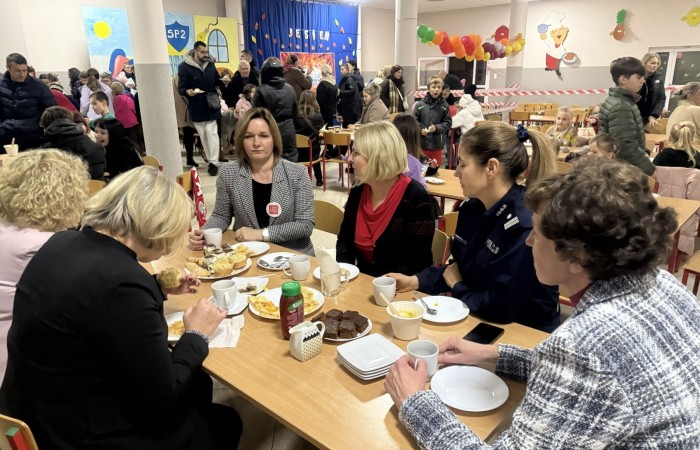 O godzinie 17:00 pod szkołą rozpoczęła się impreza, która zgromadziła około 200 osób. Szkoła została podświetlona na czerwono, co symbolizowało naszą jedność w walce z przemocą. Był to akcent podsumowujący nasze wcześ iej sze  działania w ramach Kampanii Ogólnopolskiej „Dzieciństwo bez Przemocy”. Od października uczniowie uczestniczyli w lekcjach online przygotowanych przez Fundację Dajemy Dzieciom Siłę. Rodzice również zostali objęci wsparciem w postaci webinaru online ww. fudacji.
Uczestnicy mogli wziąć udział w wspólnym śpiewaniu, quizie wiedzy o przemocy oraz tworzeniu „kamieni mocy” – symboli pozytywnej energii i wsparcia. Dodatkowo, w ramach konkursów, przyznano nagrody ufundowane przez Urząd Miejski w Pasłęku.
Ten cudowny czas umilił nam smaczny poczęstunek, w tym grochówka, pizza i ciasta, gorąca kawa i herbatka przygotowany przez panie kucharki i rodziców.
W wydarzeniu uczestniczyli również zaproszeni goście, w tym Burmistrz Pasłęka – pani Elżbieta Wasiuk,  podinspektor KP Pasłęk – pani Agnieszka Bielewicz - Piechowiak oraz przedstawiciel Kuratorium Oświaty w Elblągu – pani Teresa Bednarz, którzy wspierają nasze działania. Ich obecność była dowodem na to, jak ważna jest współpraca lokalnej społeczności w walce z przemocą wobec dzieci. Dziękujemy wszystkim, którzy wzięli udział w tym wyjątkowym dniu oraz przyczynili się do jego organizacji. Razem możemy stworzyć bezpieczne i przyjazne środowisko dla naszych dzieci!
