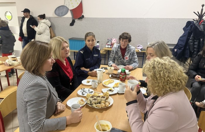 O godzinie 17:00 pod szkołą rozpoczęła się impreza, która zgromadziła około 200 osób. Szkoła została podświetlona na czerwono, co symbolizowało naszą jedność w walce z przemocą. Był to akcent podsumowujący nasze wcześ iej sze  działania w ramach Kampanii Ogólnopolskiej „Dzieciństwo bez Przemocy”. Od października uczniowie uczestniczyli w lekcjach online przygotowanych przez Fundację Dajemy Dzieciom Siłę. Rodzice również zostali objęci wsparciem w postaci webinaru online ww. fudacji.
Uczestnicy mogli wziąć udział w wspólnym śpiewaniu, quizie wiedzy o przemocy oraz tworzeniu „kamieni mocy” – symboli pozytywnej energii i wsparcia. Dodatkowo, w ramach konkursów, przyznano nagrody ufundowane przez Urząd Miejski w Pasłęku.
Ten cudowny czas umilił nam smaczny poczęstunek, w tym grochówka, pizza i ciasta, gorąca kawa i herbatka przygotowany przez panie kucharki i rodziców.
W wydarzeniu uczestniczyli również zaproszeni goście, w tym Burmistrz Pasłęka – pani Elżbieta Wasiuk,  podinspektor KP Pasłęk – pani Agnieszka Bielewicz - Piechowiak oraz przedstawiciel Kuratorium Oświaty w Elblągu – pani Teresa Bednarz, którzy wspierają nasze działania. Ich obecność była dowodem na to, jak ważna jest współpraca lokalnej społeczności w walce z przemocą wobec dzieci. Dziękujemy wszystkim, którzy wzięli udział w tym wyjątkowym dniu oraz przyczynili się do jego organizacji. Razem możemy stworzyć bezpieczne i przyjazne środowisko dla naszych dzieci!
