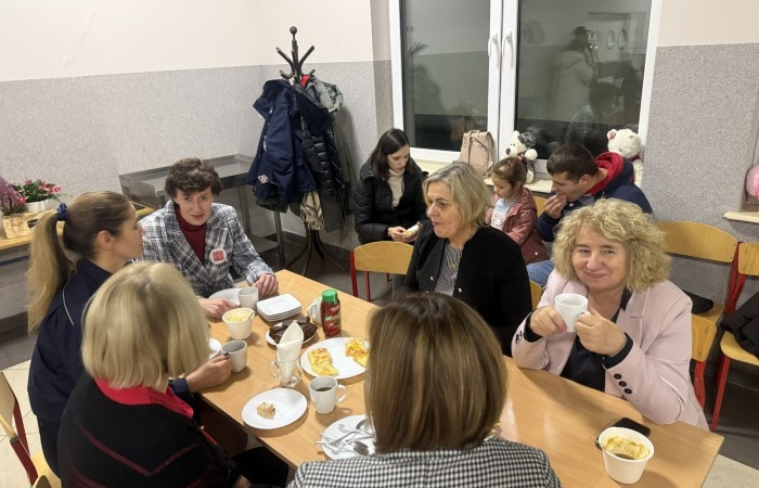 O godzinie 17:00 pod szkołą rozpoczęła się impreza, która zgromadziła około 200 osób. Szkoła została podświetlona na czerwono, co symbolizowało naszą jedność w walce z przemocą. Był to akcent podsumowujący nasze wcześ iej sze  działania w ramach Kampanii Ogólnopolskiej „Dzieciństwo bez Przemocy”. Od października uczniowie uczestniczyli w lekcjach online przygotowanych przez Fundację Dajemy Dzieciom Siłę. Rodzice również zostali objęci wsparciem w postaci webinaru online ww. fudacji.
Uczestnicy mogli wziąć udział w wspólnym śpiewaniu, quizie wiedzy o przemocy oraz tworzeniu „kamieni mocy” – symboli pozytywnej energii i wsparcia. Dodatkowo, w ramach konkursów, przyznano nagrody ufundowane przez Urząd Miejski w Pasłęku.
Ten cudowny czas umilił nam smaczny poczęstunek, w tym grochówka, pizza i ciasta, gorąca kawa i herbatka przygotowany przez panie kucharki i rodziców.
W wydarzeniu uczestniczyli również zaproszeni goście, w tym Burmistrz Pasłęka – pani Elżbieta Wasiuk,  podinspektor KP Pasłęk – pani Agnieszka Bielewicz - Piechowiak oraz przedstawiciel Kuratorium Oświaty w Elblągu – pani Teresa Bednarz, którzy wspierają nasze działania. Ich obecność była dowodem na to, jak ważna jest współpraca lokalnej społeczności w walce z przemocą wobec dzieci. Dziękujemy wszystkim, którzy wzięli udział w tym wyjątkowym dniu oraz przyczynili się do jego organizacji. Razem możemy stworzyć bezpieczne i przyjazne środowisko dla naszych dzieci!
