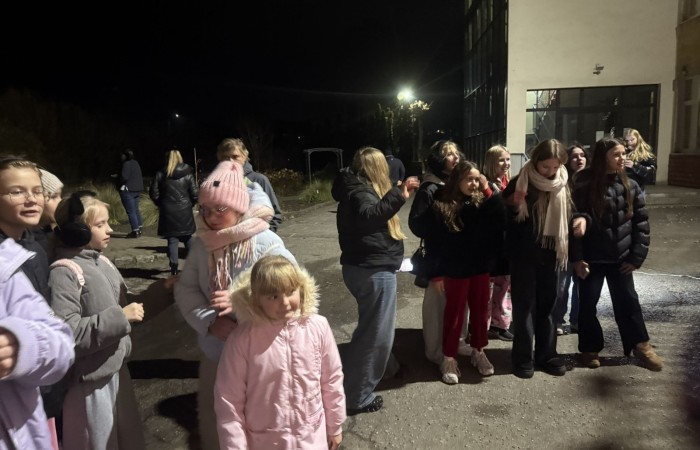 O godzinie 17:00 pod szkołą rozpoczęła się impreza, która zgromadziła około 200 osób. Szkoła została podświetlona na czerwono, co symbolizowało naszą jedność w walce z przemocą. Był to akcent podsumowujący nasze wcześ iej sze  działania w ramach Kampanii Ogólnopolskiej „Dzieciństwo bez Przemocy”. Od października uczniowie uczestniczyli w lekcjach online przygotowanych przez Fundację Dajemy Dzieciom Siłę. Rodzice również zostali objęci wsparciem w postaci webinaru online ww. fudacji.
Uczestnicy mogli wziąć udział w wspólnym śpiewaniu, quizie wiedzy o przemocy oraz tworzeniu „kamieni mocy” – symboli pozytywnej energii i wsparcia. Dodatkowo, w ramach konkursów, przyznano nagrody ufundowane przez Urząd Miejski w Pasłęku.
Ten cudowny czas umilił nam smaczny poczęstunek, w tym grochówka, pizza i ciasta, gorąca kawa i herbatka przygotowany przez panie kucharki i rodziców.
W wydarzeniu uczestniczyli również zaproszeni goście, w tym Burmistrz Pasłęka – pani Elżbieta Wasiuk,  podinspektor KP Pasłęk – pani Agnieszka Bielewicz - Piechowiak oraz przedstawiciel Kuratorium Oświaty w Elblągu – pani Teresa Bednarz, którzy wspierają nasze działania. Ich obecność była dowodem na to, jak ważna jest współpraca lokalnej społeczności w walce z przemocą wobec dzieci. Dziękujemy wszystkim, którzy wzięli udział w tym wyjątkowym dniu oraz przyczynili się do jego organizacji. Razem możemy stworzyć bezpieczne i przyjazne środowisko dla naszych dzieci!
