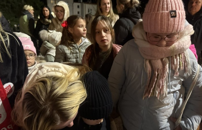 O godzinie 17:00 pod szkołą rozpoczęła się impreza, która zgromadziła około 200 osób. Szkoła została podświetlona na czerwono, co symbolizowało naszą jedność w walce z przemocą. Był to akcent podsumowujący nasze wcześ iej sze  działania w ramach Kampanii Ogólnopolskiej „Dzieciństwo bez Przemocy”. Od października uczniowie uczestniczyli w lekcjach online przygotowanych przez Fundację Dajemy Dzieciom Siłę. Rodzice również zostali objęci wsparciem w postaci webinaru online ww. fudacji.
Uczestnicy mogli wziąć udział w wspólnym śpiewaniu, quizie wiedzy o przemocy oraz tworzeniu „kamieni mocy” – symboli pozytywnej energii i wsparcia. Dodatkowo, w ramach konkursów, przyznano nagrody ufundowane przez Urząd Miejski w Pasłęku.
Ten cudowny czas umilił nam smaczny poczęstunek, w tym grochówka, pizza i ciasta, gorąca kawa i herbatka przygotowany przez panie kucharki i rodziców.
W wydarzeniu uczestniczyli również zaproszeni goście, w tym Burmistrz Pasłęka – pani Elżbieta Wasiuk,  podinspektor KP Pasłęk – pani Agnieszka Bielewicz - Piechowiak oraz przedstawiciel Kuratorium Oświaty w Elblągu – pani Teresa Bednarz, którzy wspierają nasze działania. Ich obecność była dowodem na to, jak ważna jest współpraca lokalnej społeczności w walce z przemocą wobec dzieci. Dziękujemy wszystkim, którzy wzięli udział w tym wyjątkowym dniu oraz przyczynili się do jego organizacji. Razem możemy stworzyć bezpieczne i przyjazne środowisko dla naszych dzieci!
