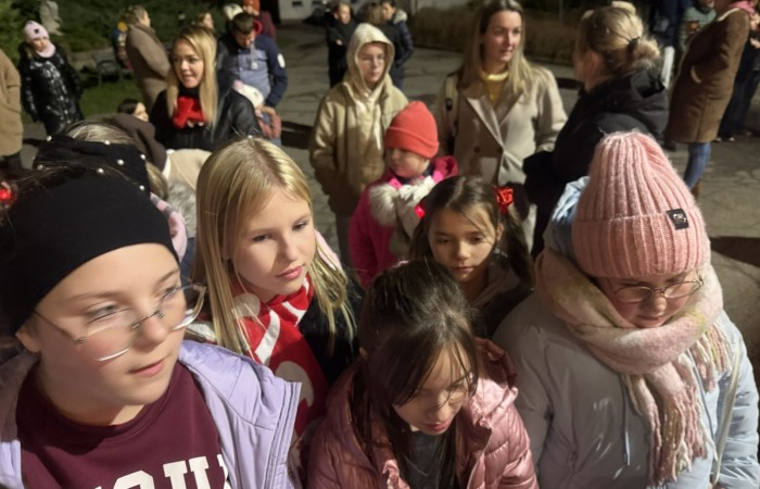 O godzinie 17:00 pod szkołą rozpoczęła się impreza, która zgromadziła około 200 osób. Szkoła została podświetlona na czerwono, co symbolizowało naszą jedność w walce z przemocą. Był to akcent podsumowujący nasze wcześ iej sze  działania w ramach Kampanii Ogólnopolskiej „Dzieciństwo bez Przemocy”. Od października uczniowie uczestniczyli w lekcjach online przygotowanych przez Fundację Dajemy Dzieciom Siłę. Rodzice również zostali objęci wsparciem w postaci webinaru online ww. fudacji.
Uczestnicy mogli wziąć udział w wspólnym śpiewaniu, quizie wiedzy o przemocy oraz tworzeniu „kamieni mocy” – symboli pozytywnej energii i wsparcia. Dodatkowo, w ramach konkursów, przyznano nagrody ufundowane przez Urząd Miejski w Pasłęku.
Ten cudowny czas umilił nam smaczny poczęstunek, w tym grochówka, pizza i ciasta, gorąca kawa i herbatka przygotowany przez panie kucharki i rodziców.
W wydarzeniu uczestniczyli również zaproszeni goście, w tym Burmistrz Pasłęka – pani Elżbieta Wasiuk,  podinspektor KP Pasłęk – pani Agnieszka Bielewicz - Piechowiak oraz przedstawiciel Kuratorium Oświaty w Elblągu – pani Teresa Bednarz, którzy wspierają nasze działania. Ich obecność była dowodem na to, jak ważna jest współpraca lokalnej społeczności w walce z przemocą wobec dzieci. Dziękujemy wszystkim, którzy wzięli udział w tym wyjątkowym dniu oraz przyczynili się do jego organizacji. Razem możemy stworzyć bezpieczne i przyjazne środowisko dla naszych dzieci!
