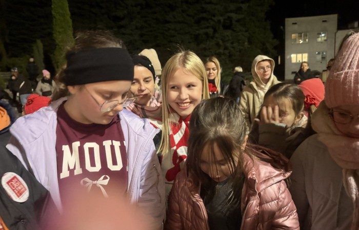 O godzinie 17:00 pod szkołą rozpoczęła się impreza, która zgromadziła około 200 osób. Szkoła została podświetlona na czerwono, co symbolizowało naszą jedność w walce z przemocą. Był to akcent podsumowujący nasze wcześ iej sze  działania w ramach Kampanii Ogólnopolskiej „Dzieciństwo bez Przemocy”. Od października uczniowie uczestniczyli w lekcjach online przygotowanych przez Fundację Dajemy Dzieciom Siłę. Rodzice również zostali objęci wsparciem w postaci webinaru online ww. fudacji.
Uczestnicy mogli wziąć udział w wspólnym śpiewaniu, quizie wiedzy o przemocy oraz tworzeniu „kamieni mocy” – symboli pozytywnej energii i wsparcia. Dodatkowo, w ramach konkursów, przyznano nagrody ufundowane przez Urząd Miejski w Pasłęku.
Ten cudowny czas umilił nam smaczny poczęstunek, w tym grochówka, pizza i ciasta, gorąca kawa i herbatka przygotowany przez panie kucharki i rodziców.
W wydarzeniu uczestniczyli również zaproszeni goście, w tym Burmistrz Pasłęka – pani Elżbieta Wasiuk,  podinspektor KP Pasłęk – pani Agnieszka Bielewicz - Piechowiak oraz przedstawiciel Kuratorium Oświaty w Elblągu – pani Teresa Bednarz, którzy wspierają nasze działania. Ich obecność była dowodem na to, jak ważna jest współpraca lokalnej społeczności w walce z przemocą wobec dzieci. Dziękujemy wszystkim, którzy wzięli udział w tym wyjątkowym dniu oraz przyczynili się do jego organizacji. Razem możemy stworzyć bezpieczne i przyjazne środowisko dla naszych dzieci!
