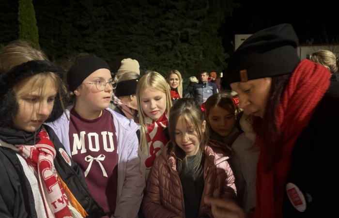 O godzinie 17:00 pod szkołą rozpoczęła się impreza, która zgromadziła około 200 osób. Szkoła została podświetlona na czerwono, co symbolizowało naszą jedność w walce z przemocą. Był to akcent podsumowujący nasze wcześ iej sze  działania w ramach Kampanii Ogólnopolskiej „Dzieciństwo bez Przemocy”. Od października uczniowie uczestniczyli w lekcjach online przygotowanych przez Fundację Dajemy Dzieciom Siłę. Rodzice również zostali objęci wsparciem w postaci webinaru online ww. fudacji.
Uczestnicy mogli wziąć udział w wspólnym śpiewaniu, quizie wiedzy o przemocy oraz tworzeniu „kamieni mocy” – symboli pozytywnej energii i wsparcia. Dodatkowo, w ramach konkursów, przyznano nagrody ufundowane przez Urząd Miejski w Pasłęku.
Ten cudowny czas umilił nam smaczny poczęstunek, w tym grochówka, pizza i ciasta, gorąca kawa i herbatka przygotowany przez panie kucharki i rodziców.
W wydarzeniu uczestniczyli również zaproszeni goście, w tym Burmistrz Pasłęka – pani Elżbieta Wasiuk,  podinspektor KP Pasłęk – pani Agnieszka Bielewicz - Piechowiak oraz przedstawiciel Kuratorium Oświaty w Elblągu – pani Teresa Bednarz, którzy wspierają nasze działania. Ich obecność była dowodem na to, jak ważna jest współpraca lokalnej społeczności w walce z przemocą wobec dzieci. Dziękujemy wszystkim, którzy wzięli udział w tym wyjątkowym dniu oraz przyczynili się do jego organizacji. Razem możemy stworzyć bezpieczne i przyjazne środowisko dla naszych dzieci!
