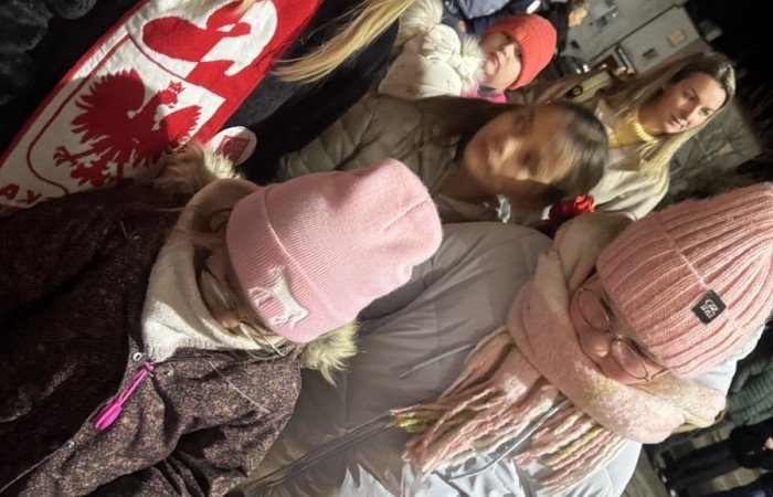 O godzinie 17:00 pod szkołą rozpoczęła się impreza, która zgromadziła około 200 osób. Szkoła została podświetlona na czerwono, co symbolizowało naszą jedność w walce z przemocą. Był to akcent podsumowujący nasze wcześ iej sze  działania w ramach Kampanii Ogólnopolskiej „Dzieciństwo bez Przemocy”. Od października uczniowie uczestniczyli w lekcjach online przygotowanych przez Fundację Dajemy Dzieciom Siłę. Rodzice również zostali objęci wsparciem w postaci webinaru online ww. fudacji.
Uczestnicy mogli wziąć udział w wspólnym śpiewaniu, quizie wiedzy o przemocy oraz tworzeniu „kamieni mocy” – symboli pozytywnej energii i wsparcia. Dodatkowo, w ramach konkursów, przyznano nagrody ufundowane przez Urząd Miejski w Pasłęku.
Ten cudowny czas umilił nam smaczny poczęstunek, w tym grochówka, pizza i ciasta, gorąca kawa i herbatka przygotowany przez panie kucharki i rodziców.
W wydarzeniu uczestniczyli również zaproszeni goście, w tym Burmistrz Pasłęka – pani Elżbieta Wasiuk,  podinspektor KP Pasłęk – pani Agnieszka Bielewicz - Piechowiak oraz przedstawiciel Kuratorium Oświaty w Elblągu – pani Teresa Bednarz, którzy wspierają nasze działania. Ich obecność była dowodem na to, jak ważna jest współpraca lokalnej społeczności w walce z przemocą wobec dzieci. Dziękujemy wszystkim, którzy wzięli udział w tym wyjątkowym dniu oraz przyczynili się do jego organizacji. Razem możemy stworzyć bezpieczne i przyjazne środowisko dla naszych dzieci!
