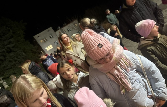 O godzinie 17:00 pod szkołą rozpoczęła się impreza, która zgromadziła około 200 osób. Szkoła została podświetlona na czerwono, co symbolizowało naszą jedność w walce z przemocą. Był to akcent podsumowujący nasze wcześ iej sze  działania w ramach Kampanii Ogólnopolskiej „Dzieciństwo bez Przemocy”. Od października uczniowie uczestniczyli w lekcjach online przygotowanych przez Fundację Dajemy Dzieciom Siłę. Rodzice również zostali objęci wsparciem w postaci webinaru online ww. fudacji.
Uczestnicy mogli wziąć udział w wspólnym śpiewaniu, quizie wiedzy o przemocy oraz tworzeniu „kamieni mocy” – symboli pozytywnej energii i wsparcia. Dodatkowo, w ramach konkursów, przyznano nagrody ufundowane przez Urząd Miejski w Pasłęku.
Ten cudowny czas umilił nam smaczny poczęstunek, w tym grochówka, pizza i ciasta, gorąca kawa i herbatka przygotowany przez panie kucharki i rodziców.
W wydarzeniu uczestniczyli również zaproszeni goście, w tym Burmistrz Pasłęka – pani Elżbieta Wasiuk,  podinspektor KP Pasłęk – pani Agnieszka Bielewicz - Piechowiak oraz przedstawiciel Kuratorium Oświaty w Elblągu – pani Teresa Bednarz, którzy wspierają nasze działania. Ich obecność była dowodem na to, jak ważna jest współpraca lokalnej społeczności w walce z przemocą wobec dzieci. Dziękujemy wszystkim, którzy wzięli udział w tym wyjątkowym dniu oraz przyczynili się do jego organizacji. Razem możemy stworzyć bezpieczne i przyjazne środowisko dla naszych dzieci!
