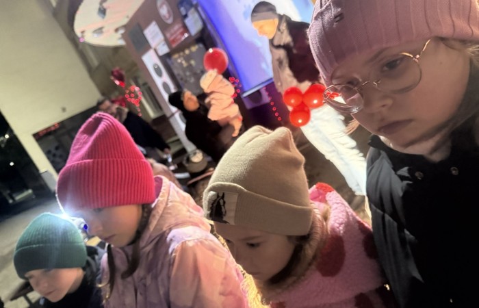 O godzinie 17:00 pod szkołą rozpoczęła się impreza, która zgromadziła około 200 osób. Szkoła została podświetlona na czerwono, co symbolizowało naszą jedność w walce z przemocą. Był to akcent podsumowujący nasze wcześ iej sze  działania w ramach Kampanii Ogólnopolskiej „Dzieciństwo bez Przemocy”. Od października uczniowie uczestniczyli w lekcjach online przygotowanych przez Fundację Dajemy Dzieciom Siłę. Rodzice również zostali objęci wsparciem w postaci webinaru online ww. fudacji.
Uczestnicy mogli wziąć udział w wspólnym śpiewaniu, quizie wiedzy o przemocy oraz tworzeniu „kamieni mocy” – symboli pozytywnej energii i wsparcia. Dodatkowo, w ramach konkursów, przyznano nagrody ufundowane przez Urząd Miejski w Pasłęku.
Ten cudowny czas umilił nam smaczny poczęstunek, w tym grochówka, pizza i ciasta, gorąca kawa i herbatka przygotowany przez panie kucharki i rodziców.
W wydarzeniu uczestniczyli również zaproszeni goście, w tym Burmistrz Pasłęka – pani Elżbieta Wasiuk,  podinspektor KP Pasłęk – pani Agnieszka Bielewicz - Piechowiak oraz przedstawiciel Kuratorium Oświaty w Elblągu – pani Teresa Bednarz, którzy wspierają nasze działania. Ich obecność była dowodem na to, jak ważna jest współpraca lokalnej społeczności w walce z przemocą wobec dzieci. Dziękujemy wszystkim, którzy wzięli udział w tym wyjątkowym dniu oraz przyczynili się do jego organizacji. Razem możemy stworzyć bezpieczne i przyjazne środowisko dla naszych dzieci!
