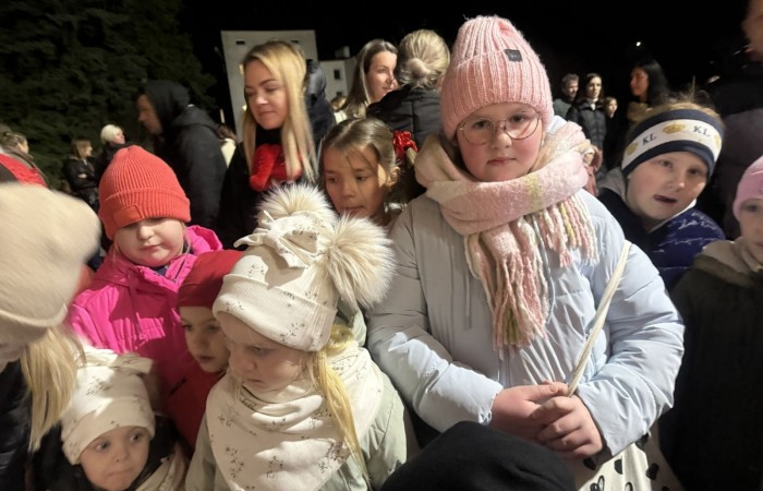 O godzinie 17:00 pod szkołą rozpoczęła się impreza, która zgromadziła około 200 osób. Szkoła została podświetlona na czerwono, co symbolizowało naszą jedność w walce z przemocą. Był to akcent podsumowujący nasze wcześ iej sze  działania w ramach Kampanii Ogólnopolskiej „Dzieciństwo bez Przemocy”. Od października uczniowie uczestniczyli w lekcjach online przygotowanych przez Fundację Dajemy Dzieciom Siłę. Rodzice również zostali objęci wsparciem w postaci webinaru online ww. fudacji.
Uczestnicy mogli wziąć udział w wspólnym śpiewaniu, quizie wiedzy o przemocy oraz tworzeniu „kamieni mocy” – symboli pozytywnej energii i wsparcia. Dodatkowo, w ramach konkursów, przyznano nagrody ufundowane przez Urząd Miejski w Pasłęku.
Ten cudowny czas umilił nam smaczny poczęstunek, w tym grochówka, pizza i ciasta, gorąca kawa i herbatka przygotowany przez panie kucharki i rodziców.
W wydarzeniu uczestniczyli również zaproszeni goście, w tym Burmistrz Pasłęka – pani Elżbieta Wasiuk,  podinspektor KP Pasłęk – pani Agnieszka Bielewicz - Piechowiak oraz przedstawiciel Kuratorium Oświaty w Elblągu – pani Teresa Bednarz, którzy wspierają nasze działania. Ich obecność była dowodem na to, jak ważna jest współpraca lokalnej społeczności w walce z przemocą wobec dzieci. Dziękujemy wszystkim, którzy wzięli udział w tym wyjątkowym dniu oraz przyczynili się do jego organizacji. Razem możemy stworzyć bezpieczne i przyjazne środowisko dla naszych dzieci!
