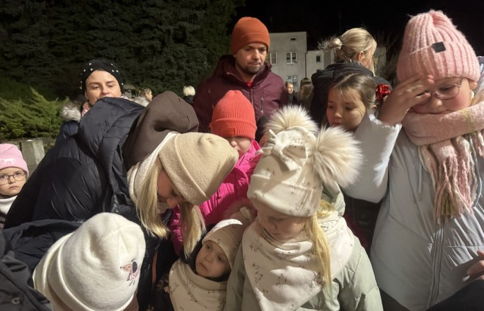 O godzinie 17:00 pod szkołą rozpoczęła się impreza, która zgromadziła około 200 osób. Szkoła została podświetlona na czerwono, co symbolizowało naszą jedność w walce z przemocą. Był to akcent podsumowujący nasze wcześ iej sze  działania w ramach Kampanii Ogólnopolskiej „Dzieciństwo bez Przemocy”. Od października uczniowie uczestniczyli w lekcjach online przygotowanych przez Fundację Dajemy Dzieciom Siłę. Rodzice również zostali objęci wsparciem w postaci webinaru online ww. fudacji.
Uczestnicy mogli wziąć udział w wspólnym śpiewaniu, quizie wiedzy o przemocy oraz tworzeniu „kamieni mocy” – symboli pozytywnej energii i wsparcia. Dodatkowo, w ramach konkursów, przyznano nagrody ufundowane przez Urząd Miejski w Pasłęku.
Ten cudowny czas umilił nam smaczny poczęstunek, w tym grochówka, pizza i ciasta, gorąca kawa i herbatka przygotowany przez panie kucharki i rodziców.
W wydarzeniu uczestniczyli również zaproszeni goście, w tym Burmistrz Pasłęka – pani Elżbieta Wasiuk,  podinspektor KP Pasłęk – pani Agnieszka Bielewicz - Piechowiak oraz przedstawiciel Kuratorium Oświaty w Elblągu – pani Teresa Bednarz, którzy wspierają nasze działania. Ich obecność była dowodem na to, jak ważna jest współpraca lokalnej społeczności w walce z przemocą wobec dzieci. Dziękujemy wszystkim, którzy wzięli udział w tym wyjątkowym dniu oraz przyczynili się do jego organizacji. Razem możemy stworzyć bezpieczne i przyjazne środowisko dla naszych dzieci!
