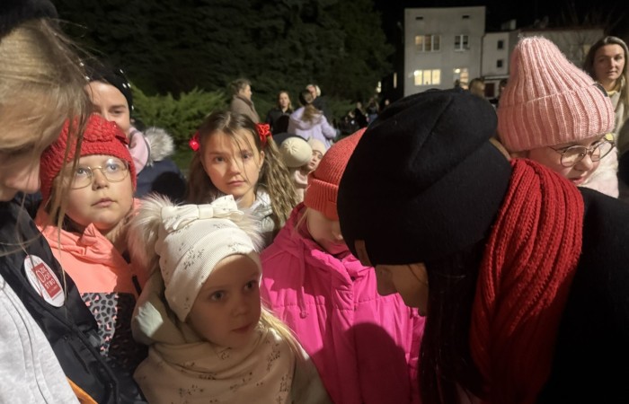 O godzinie 17:00 pod szkołą rozpoczęła się impreza, która zgromadziła około 200 osób. Szkoła została podświetlona na czerwono, co symbolizowało naszą jedność w walce z przemocą. Był to akcent podsumowujący nasze wcześ iej sze  działania w ramach Kampanii Ogólnopolskiej „Dzieciństwo bez Przemocy”. Od października uczniowie uczestniczyli w lekcjach online przygotowanych przez Fundację Dajemy Dzieciom Siłę. Rodzice również zostali objęci wsparciem w postaci webinaru online ww. fudacji.
Uczestnicy mogli wziąć udział w wspólnym śpiewaniu, quizie wiedzy o przemocy oraz tworzeniu „kamieni mocy” – symboli pozytywnej energii i wsparcia. Dodatkowo, w ramach konkursów, przyznano nagrody ufundowane przez Urząd Miejski w Pasłęku.
Ten cudowny czas umilił nam smaczny poczęstunek, w tym grochówka, pizza i ciasta, gorąca kawa i herbatka przygotowany przez panie kucharki i rodziców.
W wydarzeniu uczestniczyli również zaproszeni goście, w tym Burmistrz Pasłęka – pani Elżbieta Wasiuk,  podinspektor KP Pasłęk – pani Agnieszka Bielewicz - Piechowiak oraz przedstawiciel Kuratorium Oświaty w Elblągu – pani Teresa Bednarz, którzy wspierają nasze działania. Ich obecność była dowodem na to, jak ważna jest współpraca lokalnej społeczności w walce z przemocą wobec dzieci. Dziękujemy wszystkim, którzy wzięli udział w tym wyjątkowym dniu oraz przyczynili się do jego organizacji. Razem możemy stworzyć bezpieczne i przyjazne środowisko dla naszych dzieci!
