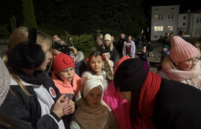 O godzinie 17:00 pod szkołą rozpoczęła się impreza, która zgromadziła około 200 osób. Szkoła została podświetlona na czerwono, co symbolizowało naszą jedność w walce z przemocą. Był to akcent podsumowujący nasze wcześ iej sze  działania w ramach Kampanii Ogólnopolskiej „Dzieciństwo bez Przemocy”. Od października uczniowie uczestniczyli w lekcjach online przygotowanych przez Fundację Dajemy Dzieciom Siłę. Rodzice również zostali objęci wsparciem w postaci webinaru online ww. fudacji.
Uczestnicy mogli wziąć udział w wspólnym śpiewaniu, quizie wiedzy o przemocy oraz tworzeniu „kamieni mocy” – symboli pozytywnej energii i wsparcia. Dodatkowo, w ramach konkursów, przyznano nagrody ufundowane przez Urząd Miejski w Pasłęku.
Ten cudowny czas umilił nam smaczny poczęstunek, w tym grochówka, pizza i ciasta, gorąca kawa i herbatka przygotowany przez panie kucharki i rodziców.
W wydarzeniu uczestniczyli również zaproszeni goście, w tym Burmistrz Pasłęka – pani Elżbieta Wasiuk,  podinspektor KP Pasłęk – pani Agnieszka Bielewicz - Piechowiak oraz przedstawiciel Kuratorium Oświaty w Elblągu – pani Teresa Bednarz, którzy wspierają nasze działania. Ich obecność była dowodem na to, jak ważna jest współpraca lokalnej społeczności w walce z przemocą wobec dzieci. Dziękujemy wszystkim, którzy wzięli udział w tym wyjątkowym dniu oraz przyczynili się do jego organizacji. Razem możemy stworzyć bezpieczne i przyjazne środowisko dla naszych dzieci!
