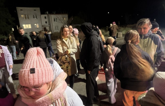 O godzinie 17:00 pod szkołą rozpoczęła się impreza, która zgromadziła około 200 osób. Szkoła została podświetlona na czerwono, co symbolizowało naszą jedność w walce z przemocą. Był to akcent podsumowujący nasze wcześ iej sze  działania w ramach Kampanii Ogólnopolskiej „Dzieciństwo bez Przemocy”. Od października uczniowie uczestniczyli w lekcjach online przygotowanych przez Fundację Dajemy Dzieciom Siłę. Rodzice również zostali objęci wsparciem w postaci webinaru online ww. fudacji.
Uczestnicy mogli wziąć udział w wspólnym śpiewaniu, quizie wiedzy o przemocy oraz tworzeniu „kamieni mocy” – symboli pozytywnej energii i wsparcia. Dodatkowo, w ramach konkursów, przyznano nagrody ufundowane przez Urząd Miejski w Pasłęku.
Ten cudowny czas umilił nam smaczny poczęstunek, w tym grochówka, pizza i ciasta, gorąca kawa i herbatka przygotowany przez panie kucharki i rodziców.
W wydarzeniu uczestniczyli również zaproszeni goście, w tym Burmistrz Pasłęka – pani Elżbieta Wasiuk,  podinspektor KP Pasłęk – pani Agnieszka Bielewicz - Piechowiak oraz przedstawiciel Kuratorium Oświaty w Elblągu – pani Teresa Bednarz, którzy wspierają nasze działania. Ich obecność była dowodem na to, jak ważna jest współpraca lokalnej społeczności w walce z przemocą wobec dzieci. Dziękujemy wszystkim, którzy wzięli udział w tym wyjątkowym dniu oraz przyczynili się do jego organizacji. Razem możemy stworzyć bezpieczne i przyjazne środowisko dla naszych dzieci!
