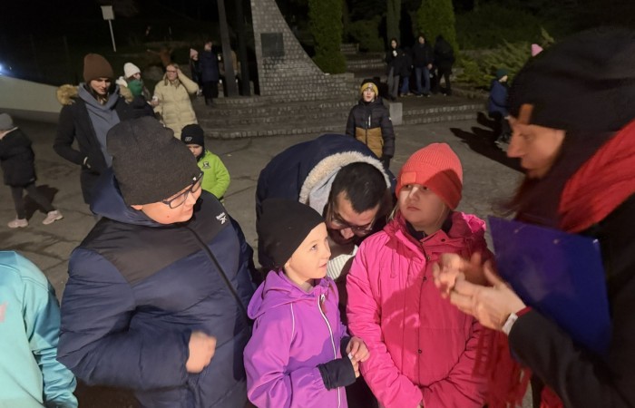 O godzinie 17:00 pod szkołą rozpoczęła się impreza, która zgromadziła około 200 osób. Szkoła została podświetlona na czerwono, co symbolizowało naszą jedność w walce z przemocą. Był to akcent podsumowujący nasze wcześ iej sze  działania w ramach Kampanii Ogólnopolskiej „Dzieciństwo bez Przemocy”. Od października uczniowie uczestniczyli w lekcjach online przygotowanych przez Fundację Dajemy Dzieciom Siłę. Rodzice również zostali objęci wsparciem w postaci webinaru online ww. fudacji.
Uczestnicy mogli wziąć udział w wspólnym śpiewaniu, quizie wiedzy o przemocy oraz tworzeniu „kamieni mocy” – symboli pozytywnej energii i wsparcia. Dodatkowo, w ramach konkursów, przyznano nagrody ufundowane przez Urząd Miejski w Pasłęku.
Ten cudowny czas umilił nam smaczny poczęstunek, w tym grochówka, pizza i ciasta, gorąca kawa i herbatka przygotowany przez panie kucharki i rodziców.
W wydarzeniu uczestniczyli również zaproszeni goście, w tym Burmistrz Pasłęka – pani Elżbieta Wasiuk,  podinspektor KP Pasłęk – pani Agnieszka Bielewicz - Piechowiak oraz przedstawiciel Kuratorium Oświaty w Elblągu – pani Teresa Bednarz, którzy wspierają nasze działania. Ich obecność była dowodem na to, jak ważna jest współpraca lokalnej społeczności w walce z przemocą wobec dzieci. Dziękujemy wszystkim, którzy wzięli udział w tym wyjątkowym dniu oraz przyczynili się do jego organizacji. Razem możemy stworzyć bezpieczne i przyjazne środowisko dla naszych dzieci!
