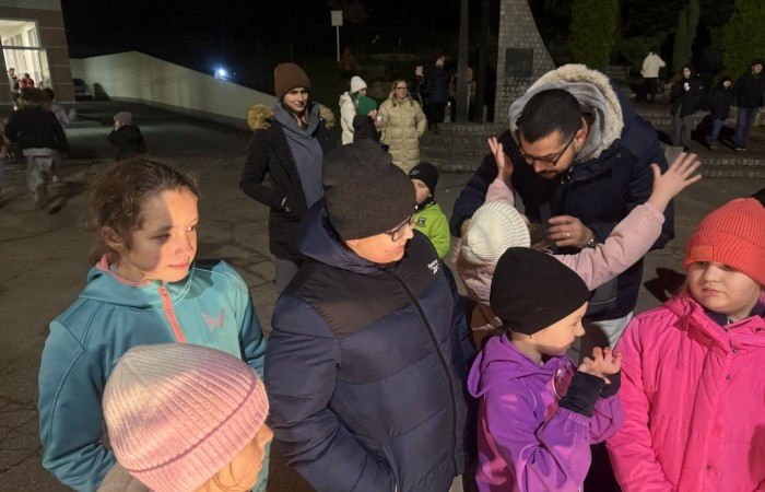 O godzinie 17:00 pod szkołą rozpoczęła się impreza, która zgromadziła około 200 osób. Szkoła została podświetlona na czerwono, co symbolizowało naszą jedność w walce z przemocą. Był to akcent podsumowujący nasze wcześ iej sze  działania w ramach Kampanii Ogólnopolskiej „Dzieciństwo bez Przemocy”. Od października uczniowie uczestniczyli w lekcjach online przygotowanych przez Fundację Dajemy Dzieciom Siłę. Rodzice również zostali objęci wsparciem w postaci webinaru online ww. fudacji.
Uczestnicy mogli wziąć udział w wspólnym śpiewaniu, quizie wiedzy o przemocy oraz tworzeniu „kamieni mocy” – symboli pozytywnej energii i wsparcia. Dodatkowo, w ramach konkursów, przyznano nagrody ufundowane przez Urząd Miejski w Pasłęku.
Ten cudowny czas umilił nam smaczny poczęstunek, w tym grochówka, pizza i ciasta, gorąca kawa i herbatka przygotowany przez panie kucharki i rodziców.
W wydarzeniu uczestniczyli również zaproszeni goście, w tym Burmistrz Pasłęka – pani Elżbieta Wasiuk,  podinspektor KP Pasłęk – pani Agnieszka Bielewicz - Piechowiak oraz przedstawiciel Kuratorium Oświaty w Elblągu – pani Teresa Bednarz, którzy wspierają nasze działania. Ich obecność była dowodem na to, jak ważna jest współpraca lokalnej społeczności w walce z przemocą wobec dzieci. Dziękujemy wszystkim, którzy wzięli udział w tym wyjątkowym dniu oraz przyczynili się do jego organizacji. Razem możemy stworzyć bezpieczne i przyjazne środowisko dla naszych dzieci!
