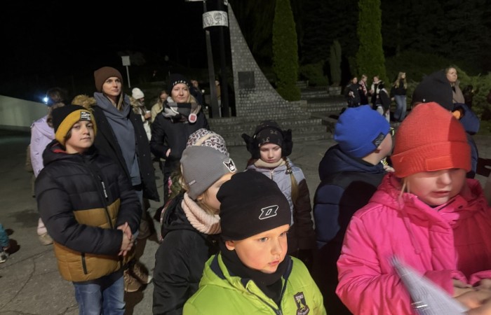 O godzinie 17:00 pod szkołą rozpoczęła się impreza, która zgromadziła około 200 osób. Szkoła została podświetlona na czerwono, co symbolizowało naszą jedność w walce z przemocą. Był to akcent podsumowujący nasze wcześ iej sze  działania w ramach Kampanii Ogólnopolskiej „Dzieciństwo bez Przemocy”. Od października uczniowie uczestniczyli w lekcjach online przygotowanych przez Fundację Dajemy Dzieciom Siłę. Rodzice również zostali objęci wsparciem w postaci webinaru online ww. fudacji.
Uczestnicy mogli wziąć udział w wspólnym śpiewaniu, quizie wiedzy o przemocy oraz tworzeniu „kamieni mocy” – symboli pozytywnej energii i wsparcia. Dodatkowo, w ramach konkursów, przyznano nagrody ufundowane przez Urząd Miejski w Pasłęku.
Ten cudowny czas umilił nam smaczny poczęstunek, w tym grochówka, pizza i ciasta, gorąca kawa i herbatka przygotowany przez panie kucharki i rodziców.
W wydarzeniu uczestniczyli również zaproszeni goście, w tym Burmistrz Pasłęka – pani Elżbieta Wasiuk,  podinspektor KP Pasłęk – pani Agnieszka Bielewicz - Piechowiak oraz przedstawiciel Kuratorium Oświaty w Elblągu – pani Teresa Bednarz, którzy wspierają nasze działania. Ich obecność była dowodem na to, jak ważna jest współpraca lokalnej społeczności w walce z przemocą wobec dzieci. Dziękujemy wszystkim, którzy wzięli udział w tym wyjątkowym dniu oraz przyczynili się do jego organizacji. Razem możemy stworzyć bezpieczne i przyjazne środowisko dla naszych dzieci!
