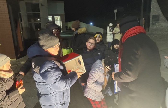 O godzinie 17:00 pod szkołą rozpoczęła się impreza, która zgromadziła około 200 osób. Szkoła została podświetlona na czerwono, co symbolizowało naszą jedność w walce z przemocą. Był to akcent podsumowujący nasze wcześ iej sze  działania w ramach Kampanii Ogólnopolskiej „Dzieciństwo bez Przemocy”. Od października uczniowie uczestniczyli w lekcjach online przygotowanych przez Fundację Dajemy Dzieciom Siłę. Rodzice również zostali objęci wsparciem w postaci webinaru online ww. fudacji.
Uczestnicy mogli wziąć udział w wspólnym śpiewaniu, quizie wiedzy o przemocy oraz tworzeniu „kamieni mocy” – symboli pozytywnej energii i wsparcia. Dodatkowo, w ramach konkursów, przyznano nagrody ufundowane przez Urząd Miejski w Pasłęku.
Ten cudowny czas umilił nam smaczny poczęstunek, w tym grochówka, pizza i ciasta, gorąca kawa i herbatka przygotowany przez panie kucharki i rodziców.
W wydarzeniu uczestniczyli również zaproszeni goście, w tym Burmistrz Pasłęka – pani Elżbieta Wasiuk,  podinspektor KP Pasłęk – pani Agnieszka Bielewicz - Piechowiak oraz przedstawiciel Kuratorium Oświaty w Elblągu – pani Teresa Bednarz, którzy wspierają nasze działania. Ich obecność była dowodem na to, jak ważna jest współpraca lokalnej społeczności w walce z przemocą wobec dzieci. Dziękujemy wszystkim, którzy wzięli udział w tym wyjątkowym dniu oraz przyczynili się do jego organizacji. Razem możemy stworzyć bezpieczne i przyjazne środowisko dla naszych dzieci!
