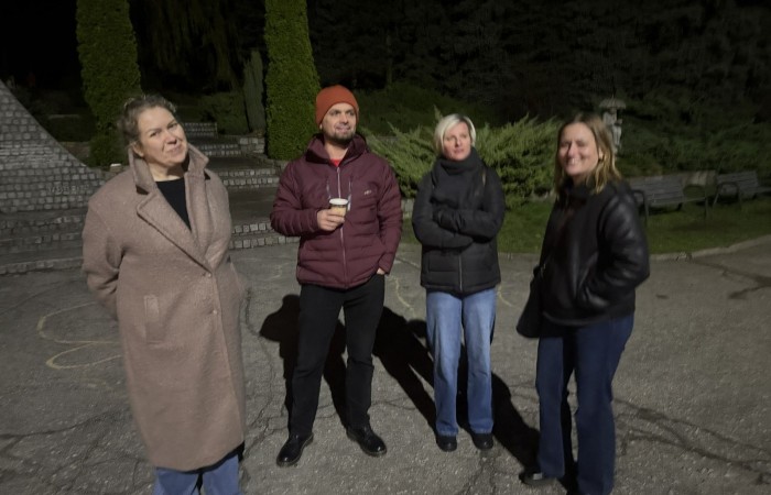 O godzinie 17:00 pod szkołą rozpoczęła się impreza, która zgromadziła około 200 osób. Szkoła została podświetlona na czerwono, co symbolizowało naszą jedność w walce z przemocą. Był to akcent podsumowujący nasze wcześ iej sze  działania w ramach Kampanii Ogólnopolskiej „Dzieciństwo bez Przemocy”. Od października uczniowie uczestniczyli w lekcjach online przygotowanych przez Fundację Dajemy Dzieciom Siłę. Rodzice również zostali objęci wsparciem w postaci webinaru online ww. fudacji.
Uczestnicy mogli wziąć udział w wspólnym śpiewaniu, quizie wiedzy o przemocy oraz tworzeniu „kamieni mocy” – symboli pozytywnej energii i wsparcia. Dodatkowo, w ramach konkursów, przyznano nagrody ufundowane przez Urząd Miejski w Pasłęku.
Ten cudowny czas umilił nam smaczny poczęstunek, w tym grochówka, pizza i ciasta, gorąca kawa i herbatka przygotowany przez panie kucharki i rodziców.
W wydarzeniu uczestniczyli również zaproszeni goście, w tym Burmistrz Pasłęka – pani Elżbieta Wasiuk,  podinspektor KP Pasłęk – pani Agnieszka Bielewicz - Piechowiak oraz przedstawiciel Kuratorium Oświaty w Elblągu – pani Teresa Bednarz, którzy wspierają nasze działania. Ich obecność była dowodem na to, jak ważna jest współpraca lokalnej społeczności w walce z przemocą wobec dzieci. Dziękujemy wszystkim, którzy wzięli udział w tym wyjątkowym dniu oraz przyczynili się do jego organizacji. Razem możemy stworzyć bezpieczne i przyjazne środowisko dla naszych dzieci!
