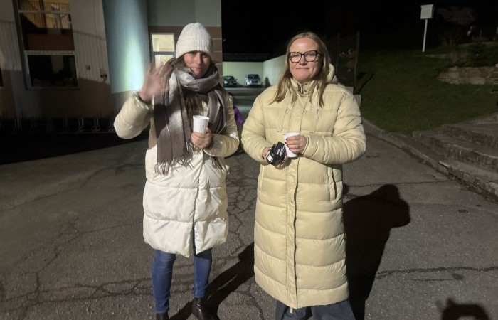 O godzinie 17:00 pod szkołą rozpoczęła się impreza, która zgromadziła około 200 osób. Szkoła została podświetlona na czerwono, co symbolizowało naszą jedność w walce z przemocą. Był to akcent podsumowujący nasze wcześ iej sze  działania w ramach Kampanii Ogólnopolskiej „Dzieciństwo bez Przemocy”. Od października uczniowie uczestniczyli w lekcjach online przygotowanych przez Fundację Dajemy Dzieciom Siłę. Rodzice również zostali objęci wsparciem w postaci webinaru online ww. fudacji.
Uczestnicy mogli wziąć udział w wspólnym śpiewaniu, quizie wiedzy o przemocy oraz tworzeniu „kamieni mocy” – symboli pozytywnej energii i wsparcia. Dodatkowo, w ramach konkursów, przyznano nagrody ufundowane przez Urząd Miejski w Pasłęku.
Ten cudowny czas umilił nam smaczny poczęstunek, w tym grochówka, pizza i ciasta, gorąca kawa i herbatka przygotowany przez panie kucharki i rodziców.
W wydarzeniu uczestniczyli również zaproszeni goście, w tym Burmistrz Pasłęka – pani Elżbieta Wasiuk,  podinspektor KP Pasłęk – pani Agnieszka Bielewicz - Piechowiak oraz przedstawiciel Kuratorium Oświaty w Elblągu – pani Teresa Bednarz, którzy wspierają nasze działania. Ich obecność była dowodem na to, jak ważna jest współpraca lokalnej społeczności w walce z przemocą wobec dzieci. Dziękujemy wszystkim, którzy wzięli udział w tym wyjątkowym dniu oraz przyczynili się do jego organizacji. Razem możemy stworzyć bezpieczne i przyjazne środowisko dla naszych dzieci!
