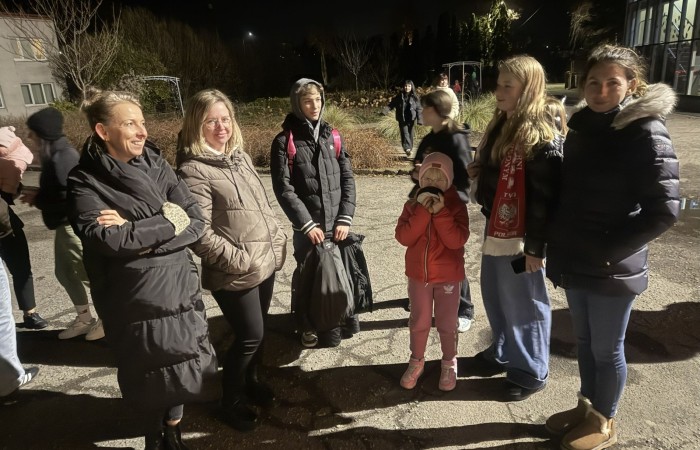 O godzinie 17:00 pod szkołą rozpoczęła się impreza, która zgromadziła około 200 osób. Szkoła została podświetlona na czerwono, co symbolizowało naszą jedność w walce z przemocą. Był to akcent podsumowujący nasze wcześ iej sze  działania w ramach Kampanii Ogólnopolskiej „Dzieciństwo bez Przemocy”. Od października uczniowie uczestniczyli w lekcjach online przygotowanych przez Fundację Dajemy Dzieciom Siłę. Rodzice również zostali objęci wsparciem w postaci webinaru online ww. fudacji.
Uczestnicy mogli wziąć udział w wspólnym śpiewaniu, quizie wiedzy o przemocy oraz tworzeniu „kamieni mocy” – symboli pozytywnej energii i wsparcia. Dodatkowo, w ramach konkursów, przyznano nagrody ufundowane przez Urząd Miejski w Pasłęku.
Ten cudowny czas umilił nam smaczny poczęstunek, w tym grochówka, pizza i ciasta, gorąca kawa i herbatka przygotowany przez panie kucharki i rodziców.
W wydarzeniu uczestniczyli również zaproszeni goście, w tym Burmistrz Pasłęka – pani Elżbieta Wasiuk,  podinspektor KP Pasłęk – pani Agnieszka Bielewicz - Piechowiak oraz przedstawiciel Kuratorium Oświaty w Elblągu – pani Teresa Bednarz, którzy wspierają nasze działania. Ich obecność była dowodem na to, jak ważna jest współpraca lokalnej społeczności w walce z przemocą wobec dzieci. Dziękujemy wszystkim, którzy wzięli udział w tym wyjątkowym dniu oraz przyczynili się do jego organizacji. Razem możemy stworzyć bezpieczne i przyjazne środowisko dla naszych dzieci!
