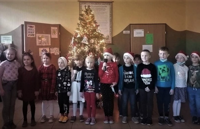 Śpiewanie kolęd to jeden z najpiękniejszych polskich zwyczajów świątecznych, który od lat raduje i łączy uczniów młodszych i starszych w naszej szkoły.
Podczas przerw lekcyjnych dzieci zaprezentowały znane i lubiane przez nich kolędy i pastorałki - „Dzisiaj w Betlejem” , „Był pastuszek Bosy”, „Wśród nocnej ciszy”, „Przybieżeli do Betlejem”. Zachęcam do słuchania i śpiewania kolęd.

