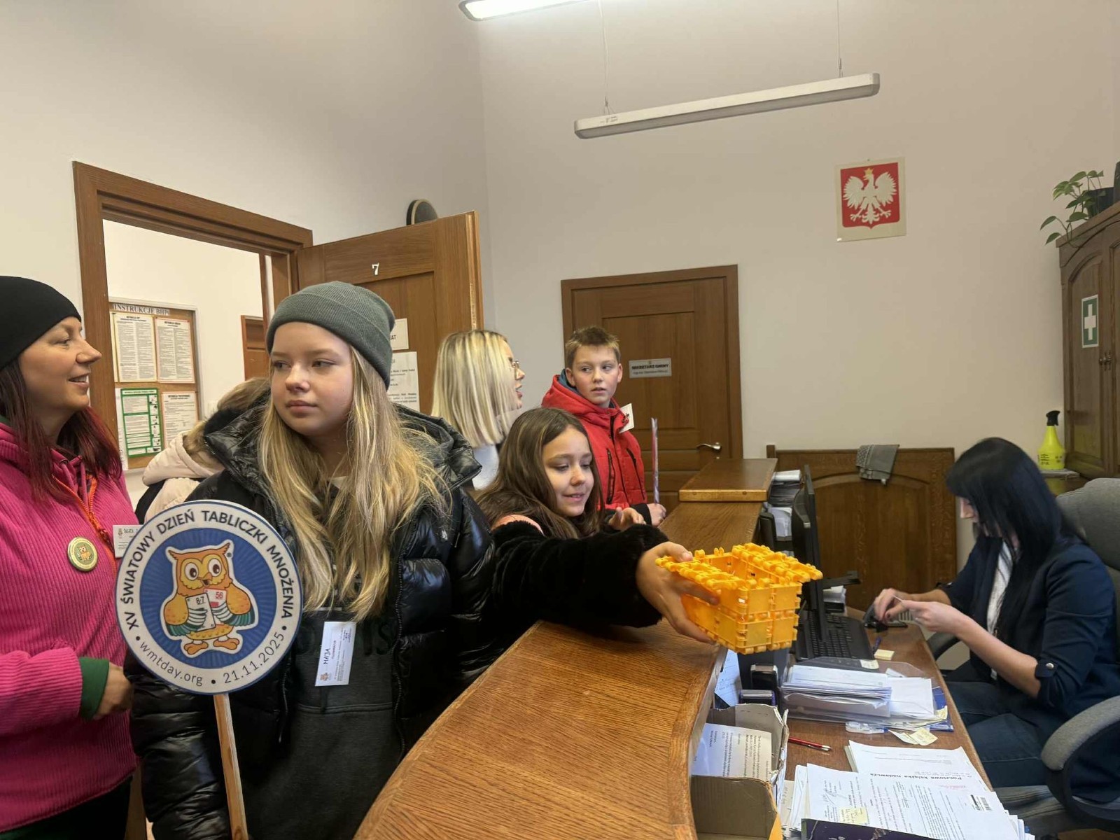 W dniu obchodów Światowego Dnia Tabliczki Mnożenia nasza szkoła włączyła się w akcję promującą znajomość działań matematycznych zarówno wśród uczniów, jak i w szerszej społeczności lokalnej.
Podczas przerw odbywały się krótkie egzaminy, podczas których wyznaczeni egzaminatorzy sprawdzali znajomość tabliczki mnożenia wśród uczniów oraz nauczycieli. Atmosfera była pełna pozytywnej rywalizacji, a uczestnicy z entuzjazmem podchodzili do matematycznych wyzwań.
Specjalnie powołane Patrole Egzaminacyjne, wyposażone w kolorowe transparenty, wyruszyły poza mury szkoły, aby szerzyć ideę Światowego Dnia Tabliczki Mnożenia wśród mieszkańców miasta. Wolontariusze odwiedzili okoliczne sklepy, parki oraz instytucje państwowe, gdzie przeprowadzali krótkie quizy matematyczne wśród przypadkowych przechodniów.
Akcja spotkała się z dużym zainteresowaniem i pozytywnym odbiorem. Kolorowe transparenty i pogodne podejście egzaminatorów przyciągały uwagę, zachęcając do udziału zarówno dzieci, dorosłych, jak i seniorów. W wielu przypadkach uczestnicy z uśmiechem podejmowali wyzwanie, przypominając sobie podstawowe działania matematyczne.
Dzięki zaangażowaniu całej społeczności szkolnej oraz aktywności poza szkołą, nasza placówka przyczyniła się do popularyzacji nauki matematyki wśród mieszkańców miasta. Obchody Światowego Dnia Tabliczki Mnożenia udowodniły, że matematyka może być zabawą dostępną dla wszystkich, niezależnie od wieku.