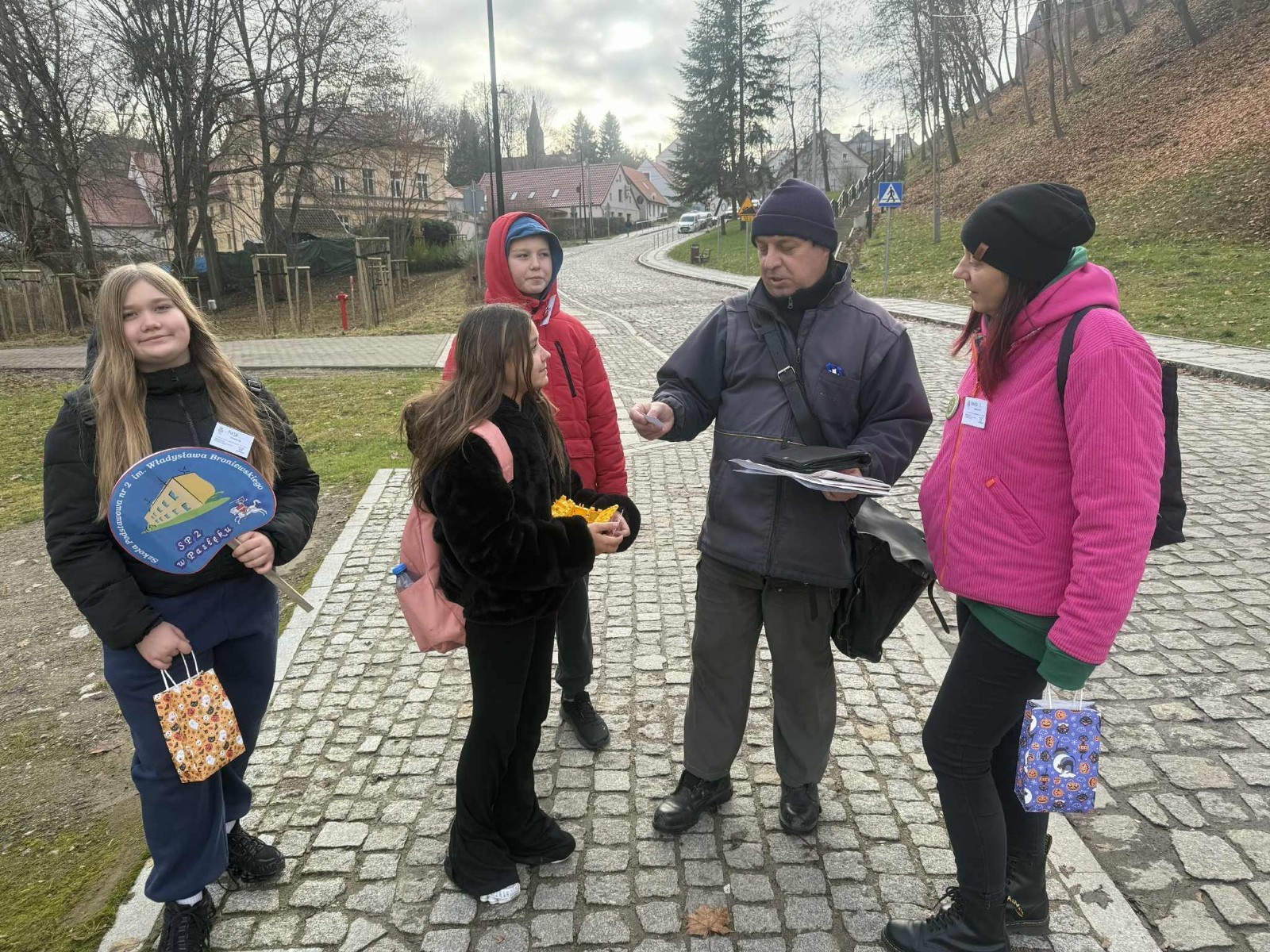 W dniu obchodów Światowego Dnia Tabliczki Mnożenia nasza szkoła włączyła się w akcję promującą znajomość działań matematycznych zarówno wśród uczniów, jak i w szerszej społeczności lokalnej.
Podczas przerw odbywały się krótkie egzaminy, podczas których wyznaczeni egzaminatorzy sprawdzali znajomość tabliczki mnożenia wśród uczniów oraz nauczycieli. Atmosfera była pełna pozytywnej rywalizacji, a uczestnicy z entuzjazmem podchodzili do matematycznych wyzwań.
Specjalnie powołane Patrole Egzaminacyjne, wyposażone w kolorowe transparenty, wyruszyły poza mury szkoły, aby szerzyć ideę Światowego Dnia Tabliczki Mnożenia wśród mieszkańców miasta. Wolontariusze odwiedzili okoliczne sklepy, parki oraz instytucje państwowe, gdzie przeprowadzali krótkie quizy matematyczne wśród przypadkowych przechodniów.
Akcja spotkała się z dużym zainteresowaniem i pozytywnym odbiorem. Kolorowe transparenty i pogodne podejście egzaminatorów przyciągały uwagę, zachęcając do udziału zarówno dzieci, dorosłych, jak i seniorów. W wielu przypadkach uczestnicy z uśmiechem podejmowali wyzwanie, przypominając sobie podstawowe działania matematyczne.
Dzięki zaangażowaniu całej społeczności szkolnej oraz aktywności poza szkołą, nasza placówka przyczyniła się do popularyzacji nauki matematyki wśród mieszkańców miasta. Obchody Światowego Dnia Tabliczki Mnożenia udowodniły, że matematyka może być zabawą dostępną dla wszystkich, niezależnie od wieku.