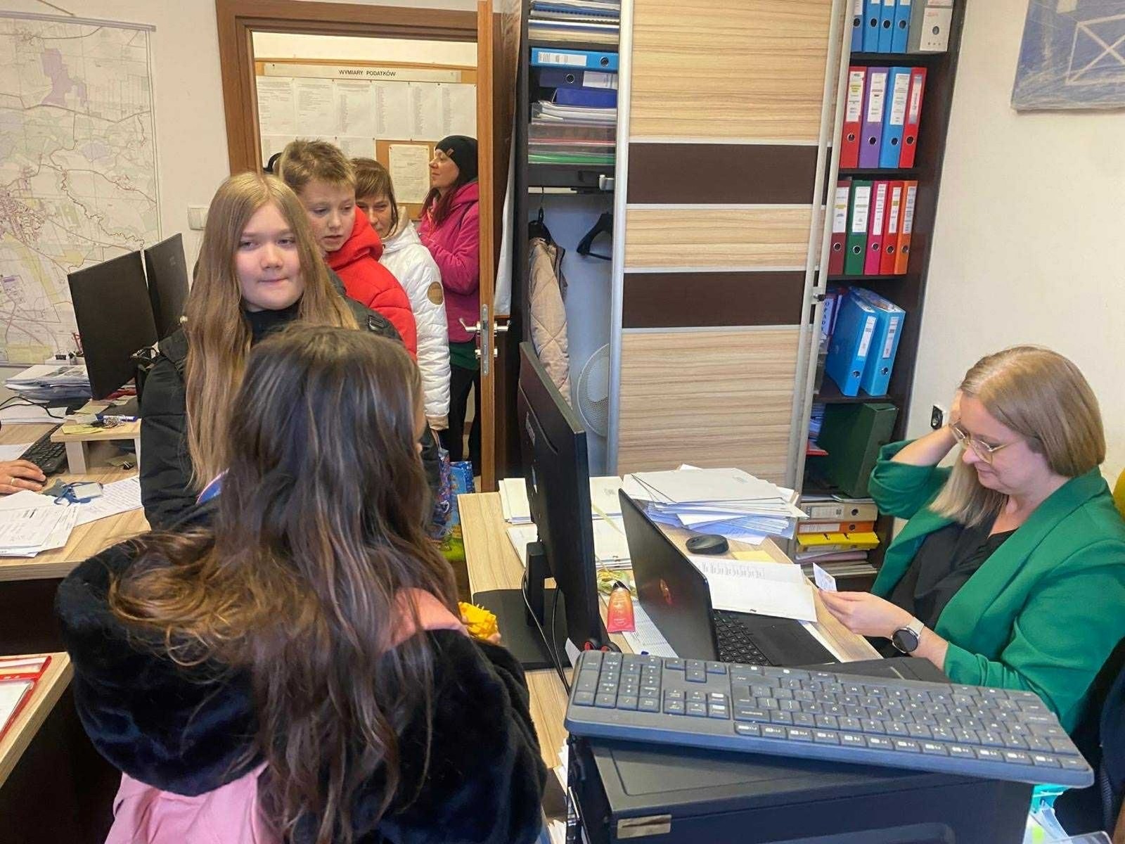 W dniu obchodów Światowego Dnia Tabliczki Mnożenia nasza szkoła włączyła się w akcję promującą znajomość działań matematycznych zarówno wśród uczniów, jak i w szerszej społeczności lokalnej.
Podczas przerw odbywały się krótkie egzaminy, podczas których wyznaczeni egzaminatorzy sprawdzali znajomość tabliczki mnożenia wśród uczniów oraz nauczycieli. Atmosfera była pełna pozytywnej rywalizacji, a uczestnicy z entuzjazmem podchodzili do matematycznych wyzwań.
Specjalnie powołane Patrole Egzaminacyjne, wyposażone w kolorowe transparenty, wyruszyły poza mury szkoły, aby szerzyć ideę Światowego Dnia Tabliczki Mnożenia wśród mieszkańców miasta. Wolontariusze odwiedzili okoliczne sklepy, parki oraz instytucje państwowe, gdzie przeprowadzali krótkie quizy matematyczne wśród przypadkowych przechodniów.
Akcja spotkała się z dużym zainteresowaniem i pozytywnym odbiorem. Kolorowe transparenty i pogodne podejście egzaminatorów przyciągały uwagę, zachęcając do udziału zarówno dzieci, dorosłych, jak i seniorów. W wielu przypadkach uczestnicy z uśmiechem podejmowali wyzwanie, przypominając sobie podstawowe działania matematyczne.
Dzięki zaangażowaniu całej społeczności szkolnej oraz aktywności poza szkołą, nasza placówka przyczyniła się do popularyzacji nauki matematyki wśród mieszkańców miasta. Obchody Światowego Dnia Tabliczki Mnożenia udowodniły, że matematyka może być zabawą dostępną dla wszystkich, niezależnie od wieku.