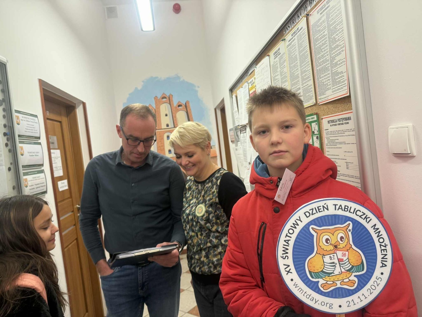 W dniu obchodów Światowego Dnia Tabliczki Mnożenia nasza szkoła włączyła się w akcję promującą znajomość działań matematycznych zarówno wśród uczniów, jak i w szerszej społeczności lokalnej.
Podczas przerw odbywały się krótkie egzaminy, podczas których wyznaczeni egzaminatorzy sprawdzali znajomość tabliczki mnożenia wśród uczniów oraz nauczycieli. Atmosfera była pełna pozytywnej rywalizacji, a uczestnicy z entuzjazmem podchodzili do matematycznych wyzwań.
Specjalnie powołane Patrole Egzaminacyjne, wyposażone w kolorowe transparenty, wyruszyły poza mury szkoły, aby szerzyć ideę Światowego Dnia Tabliczki Mnożenia wśród mieszkańców miasta. Wolontariusze odwiedzili okoliczne sklepy, parki oraz instytucje państwowe, gdzie przeprowadzali krótkie quizy matematyczne wśród przypadkowych przechodniów.
Akcja spotkała się z dużym zainteresowaniem i pozytywnym odbiorem. Kolorowe transparenty i pogodne podejście egzaminatorów przyciągały uwagę, zachęcając do udziału zarówno dzieci, dorosłych, jak i seniorów. W wielu przypadkach uczestnicy z uśmiechem podejmowali wyzwanie, przypominając sobie podstawowe działania matematyczne.
Dzięki zaangażowaniu całej społeczności szkolnej oraz aktywności poza szkołą, nasza placówka przyczyniła się do popularyzacji nauki matematyki wśród mieszkańców miasta. Obchody Światowego Dnia Tabliczki Mnożenia udowodniły, że matematyka może być zabawą dostępną dla wszystkich, niezależnie od wieku.