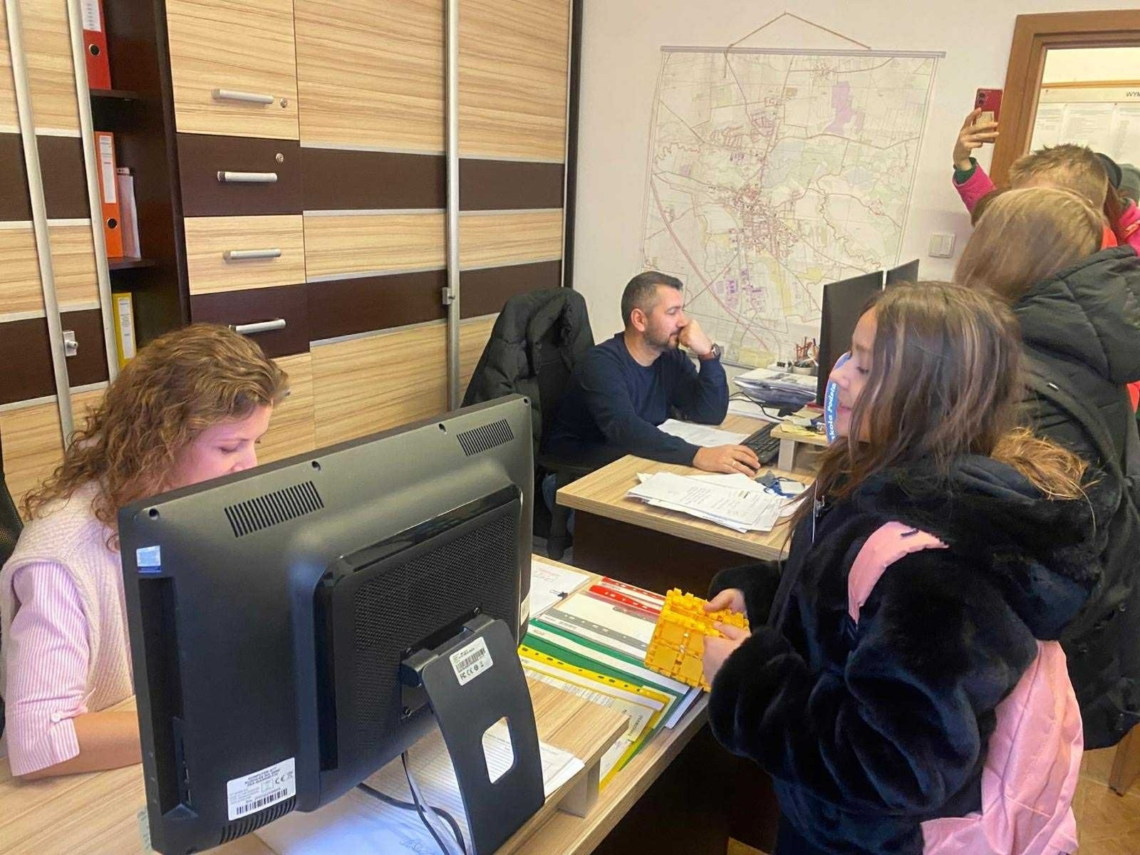 W dniu obchodów Światowego Dnia Tabliczki Mnożenia nasza szkoła włączyła się w akcję promującą znajomość działań matematycznych zarówno wśród uczniów, jak i w szerszej społeczności lokalnej.
Podczas przerw odbywały się krótkie egzaminy, podczas których wyznaczeni egzaminatorzy sprawdzali znajomość tabliczki mnożenia wśród uczniów oraz nauczycieli. Atmosfera była pełna pozytywnej rywalizacji, a uczestnicy z entuzjazmem podchodzili do matematycznych wyzwań.
Specjalnie powołane Patrole Egzaminacyjne, wyposażone w kolorowe transparenty, wyruszyły poza mury szkoły, aby szerzyć ideę Światowego Dnia Tabliczki Mnożenia wśród mieszkańców miasta. Wolontariusze odwiedzili okoliczne sklepy, parki oraz instytucje państwowe, gdzie przeprowadzali krótkie quizy matematyczne wśród przypadkowych przechodniów.
Akcja spotkała się z dużym zainteresowaniem i pozytywnym odbiorem. Kolorowe transparenty i pogodne podejście egzaminatorów przyciągały uwagę, zachęcając do udziału zarówno dzieci, dorosłych, jak i seniorów. W wielu przypadkach uczestnicy z uśmiechem podejmowali wyzwanie, przypominając sobie podstawowe działania matematyczne.
Dzięki zaangażowaniu całej społeczności szkolnej oraz aktywności poza szkołą, nasza placówka przyczyniła się do popularyzacji nauki matematyki wśród mieszkańców miasta. Obchody Światowego Dnia Tabliczki Mnożenia udowodniły, że matematyka może być zabawą dostępną dla wszystkich, niezależnie od wieku.