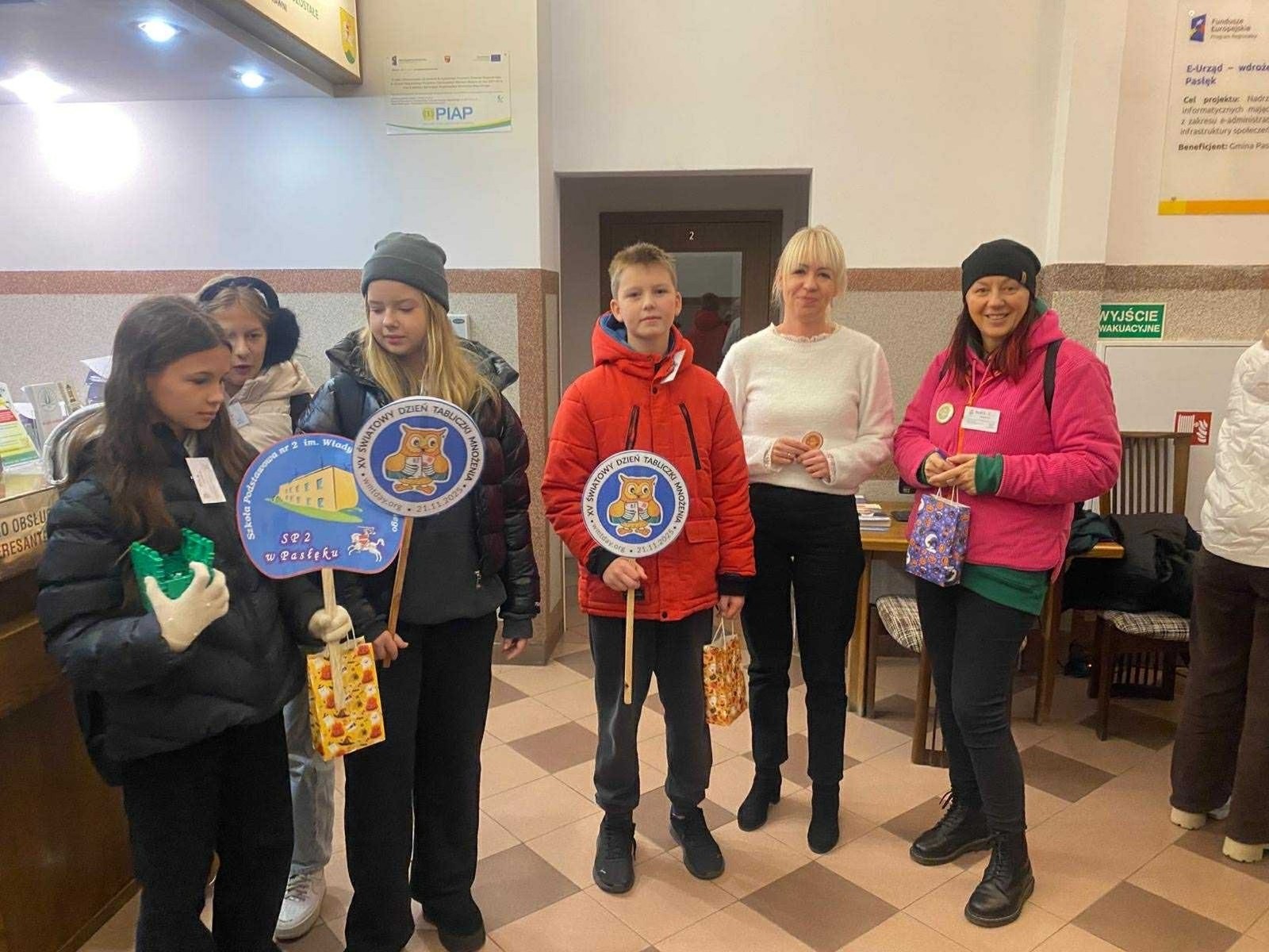 W dniu obchodów Światowego Dnia Tabliczki Mnożenia nasza szkoła włączyła się w akcję promującą znajomość działań matematycznych zarówno wśród uczniów, jak i w szerszej społeczności lokalnej.
Podczas przerw odbywały się krótkie egzaminy, podczas których wyznaczeni egzaminatorzy sprawdzali znajomość tabliczki mnożenia wśród uczniów oraz nauczycieli. Atmosfera była pełna pozytywnej rywalizacji, a uczestnicy z entuzjazmem podchodzili do matematycznych wyzwań.
Specjalnie powołane Patrole Egzaminacyjne, wyposażone w kolorowe transparenty, wyruszyły poza mury szkoły, aby szerzyć ideę Światowego Dnia Tabliczki Mnożenia wśród mieszkańców miasta. Wolontariusze odwiedzili okoliczne sklepy, parki oraz instytucje państwowe, gdzie przeprowadzali krótkie quizy matematyczne wśród przypadkowych przechodniów.
Akcja spotkała się z dużym zainteresowaniem i pozytywnym odbiorem. Kolorowe transparenty i pogodne podejście egzaminatorów przyciągały uwagę, zachęcając do udziału zarówno dzieci, dorosłych, jak i seniorów. W wielu przypadkach uczestnicy z uśmiechem podejmowali wyzwanie, przypominając sobie podstawowe działania matematyczne.
Dzięki zaangażowaniu całej społeczności szkolnej oraz aktywności poza szkołą, nasza placówka przyczyniła się do popularyzacji nauki matematyki wśród mieszkańców miasta. Obchody Światowego Dnia Tabliczki Mnożenia udowodniły, że matematyka może być zabawą dostępną dla wszystkich, niezależnie od wieku.