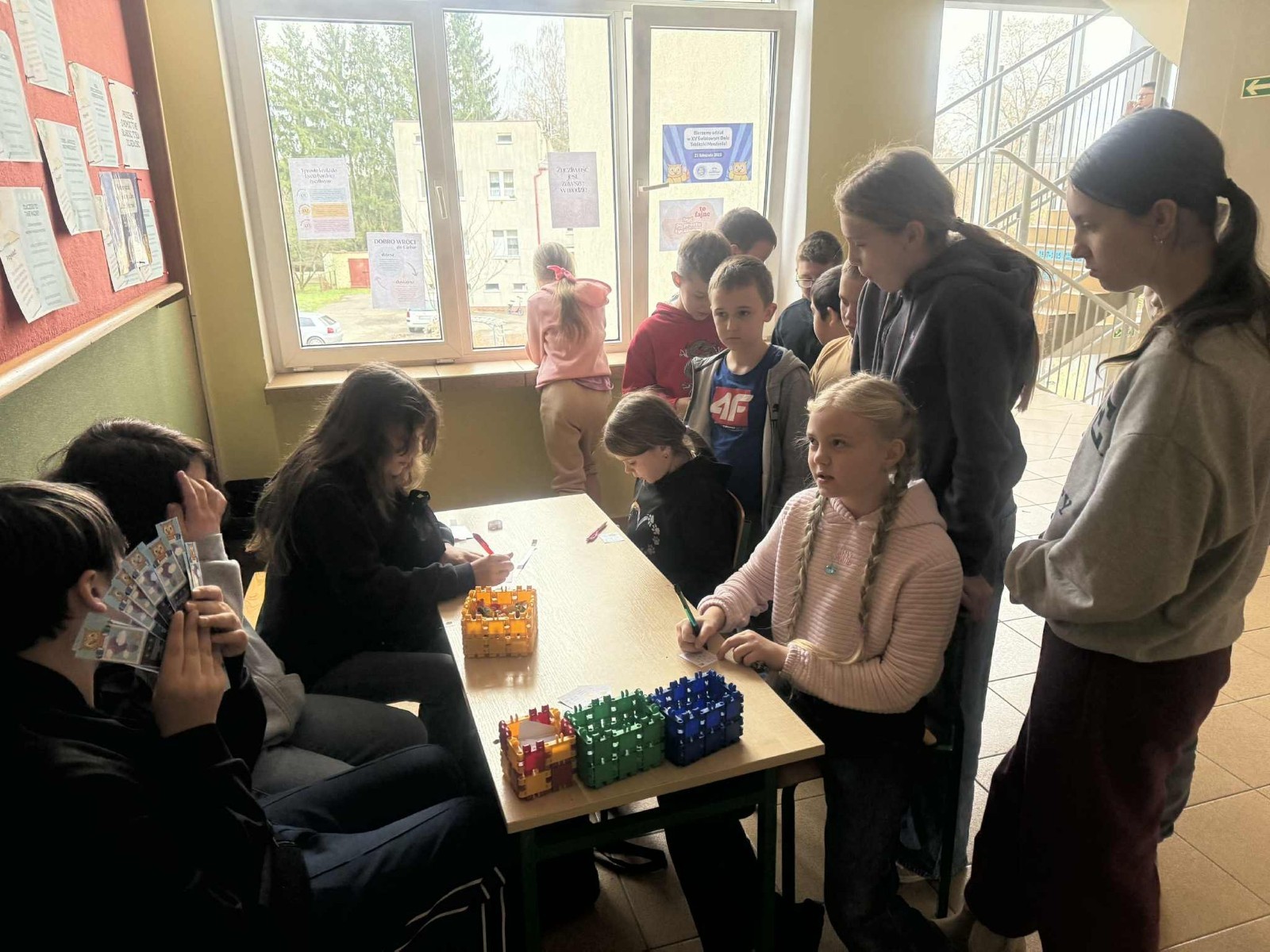 W dniu obchodów Światowego Dnia Tabliczki Mnożenia nasza szkoła włączyła się w akcję promującą znajomość działań matematycznych zarówno wśród uczniów, jak i w szerszej społeczności lokalnej.
Podczas przerw odbywały się krótkie egzaminy, podczas których wyznaczeni egzaminatorzy sprawdzali znajomość tabliczki mnożenia wśród uczniów oraz nauczycieli. Atmosfera była pełna pozytywnej rywalizacji, a uczestnicy z entuzjazmem podchodzili do matematycznych wyzwań.
Specjalnie powołane Patrole Egzaminacyjne, wyposażone w kolorowe transparenty, wyruszyły poza mury szkoły, aby szerzyć ideę Światowego Dnia Tabliczki Mnożenia wśród mieszkańców miasta. Wolontariusze odwiedzili okoliczne sklepy, parki oraz instytucje państwowe, gdzie przeprowadzali krótkie quizy matematyczne wśród przypadkowych przechodniów.
Akcja spotkała się z dużym zainteresowaniem i pozytywnym odbiorem. Kolorowe transparenty i pogodne podejście egzaminatorów przyciągały uwagę, zachęcając do udziału zarówno dzieci, dorosłych, jak i seniorów. W wielu przypadkach uczestnicy z uśmiechem podejmowali wyzwanie, przypominając sobie podstawowe działania matematyczne.
Dzięki zaangażowaniu całej społeczności szkolnej oraz aktywności poza szkołą, nasza placówka przyczyniła się do popularyzacji nauki matematyki wśród mieszkańców miasta. Obchody Światowego Dnia Tabliczki Mnożenia udowodniły, że matematyka może być zabawą dostępną dla wszystkich, niezależnie od wieku.