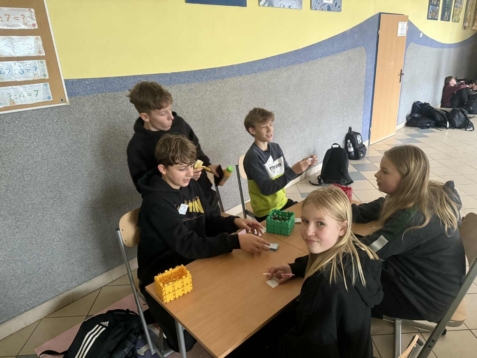 W dniu obchodów Światowego Dnia Tabliczki Mnożenia nasza szkoła włączyła się w akcję promującą znajomość działań matematycznych zarówno wśród uczniów, jak i w szerszej społeczności lokalnej.
Podczas przerw odbywały się krótkie egzaminy, podczas których wyznaczeni egzaminatorzy sprawdzali znajomość tabliczki mnożenia wśród uczniów oraz nauczycieli. Atmosfera była pełna pozytywnej rywalizacji, a uczestnicy z entuzjazmem podchodzili do matematycznych wyzwań.
Specjalnie powołane Patrole Egzaminacyjne, wyposażone w kolorowe transparenty, wyruszyły poza mury szkoły, aby szerzyć ideę Światowego Dnia Tabliczki Mnożenia wśród mieszkańców miasta. Wolontariusze odwiedzili okoliczne sklepy, parki oraz instytucje państwowe, gdzie przeprowadzali krótkie quizy matematyczne wśród przypadkowych przechodniów.
Akcja spotkała się z dużym zainteresowaniem i pozytywnym odbiorem. Kolorowe transparenty i pogodne podejście egzaminatorów przyciągały uwagę, zachęcając do udziału zarówno dzieci, dorosłych, jak i seniorów. W wielu przypadkach uczestnicy z uśmiechem podejmowali wyzwanie, przypominając sobie podstawowe działania matematyczne.
Dzięki zaangażowaniu całej społeczności szkolnej oraz aktywności poza szkołą, nasza placówka przyczyniła się do popularyzacji nauki matematyki wśród mieszkańców miasta. Obchody Światowego Dnia Tabliczki Mnożenia udowodniły, że matematyka może być zabawą dostępną dla wszystkich, niezależnie od wieku.