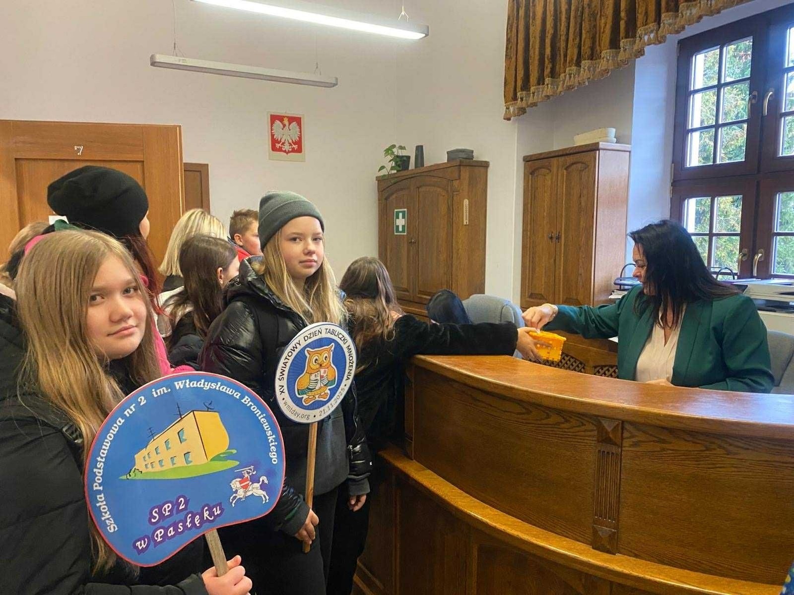 W dniu obchodów Światowego Dnia Tabliczki Mnożenia nasza szkoła włączyła się w akcję promującą znajomość działań matematycznych zarówno wśród uczniów, jak i w szerszej społeczności lokalnej.
Podczas przerw odbywały się krótkie egzaminy, podczas których wyznaczeni egzaminatorzy sprawdzali znajomość tabliczki mnożenia wśród uczniów oraz nauczycieli. Atmosfera była pełna pozytywnej rywalizacji, a uczestnicy z entuzjazmem podchodzili do matematycznych wyzwań.
Specjalnie powołane Patrole Egzaminacyjne, wyposażone w kolorowe transparenty, wyruszyły poza mury szkoły, aby szerzyć ideę Światowego Dnia Tabliczki Mnożenia wśród mieszkańców miasta. Wolontariusze odwiedzili okoliczne sklepy, parki oraz instytucje państwowe, gdzie przeprowadzali krótkie quizy matematyczne wśród przypadkowych przechodniów.
Akcja spotkała się z dużym zainteresowaniem i pozytywnym odbiorem. Kolorowe transparenty i pogodne podejście egzaminatorów przyciągały uwagę, zachęcając do udziału zarówno dzieci, dorosłych, jak i seniorów. W wielu przypadkach uczestnicy z uśmiechem podejmowali wyzwanie, przypominając sobie podstawowe działania matematyczne.
Dzięki zaangażowaniu całej społeczności szkolnej oraz aktywności poza szkołą, nasza placówka przyczyniła się do popularyzacji nauki matematyki wśród mieszkańców miasta. Obchody Światowego Dnia Tabliczki Mnożenia udowodniły, że matematyka może być zabawą dostępną dla wszystkich, niezależnie od wieku.