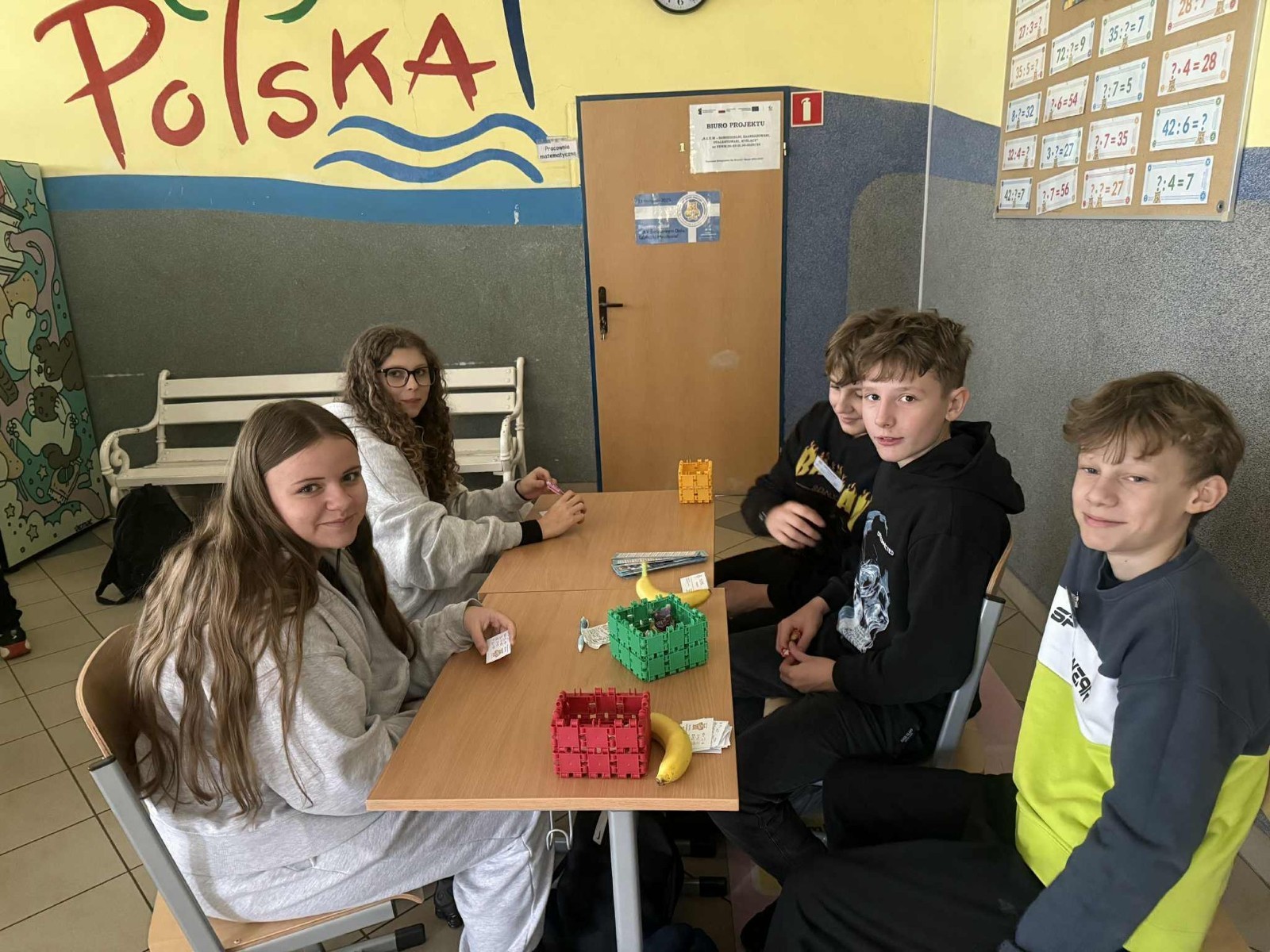 W dniu obchodów Światowego Dnia Tabliczki Mnożenia nasza szkoła włączyła się w akcję promującą znajomość działań matematycznych zarówno wśród uczniów, jak i w szerszej społeczności lokalnej.
Podczas przerw odbywały się krótkie egzaminy, podczas których wyznaczeni egzaminatorzy sprawdzali znajomość tabliczki mnożenia wśród uczniów oraz nauczycieli. Atmosfera była pełna pozytywnej rywalizacji, a uczestnicy z entuzjazmem podchodzili do matematycznych wyzwań.
Specjalnie powołane Patrole Egzaminacyjne, wyposażone w kolorowe transparenty, wyruszyły poza mury szkoły, aby szerzyć ideę Światowego Dnia Tabliczki Mnożenia wśród mieszkańców miasta. Wolontariusze odwiedzili okoliczne sklepy, parki oraz instytucje państwowe, gdzie przeprowadzali krótkie quizy matematyczne wśród przypadkowych przechodniów.
Akcja spotkała się z dużym zainteresowaniem i pozytywnym odbiorem. Kolorowe transparenty i pogodne podejście egzaminatorów przyciągały uwagę, zachęcając do udziału zarówno dzieci, dorosłych, jak i seniorów. W wielu przypadkach uczestnicy z uśmiechem podejmowali wyzwanie, przypominając sobie podstawowe działania matematyczne.
Dzięki zaangażowaniu całej społeczności szkolnej oraz aktywności poza szkołą, nasza placówka przyczyniła się do popularyzacji nauki matematyki wśród mieszkańców miasta. Obchody Światowego Dnia Tabliczki Mnożenia udowodniły, że matematyka może być zabawą dostępną dla wszystkich, niezależnie od wieku.