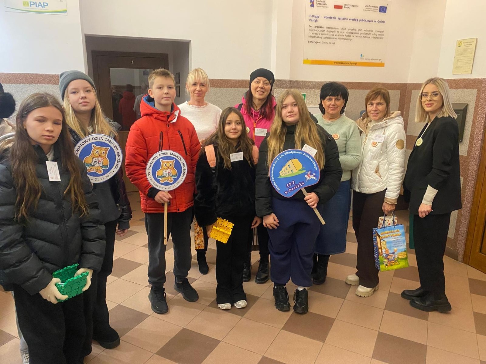 W dniu obchodów Światowego Dnia Tabliczki Mnożenia nasza szkoła włączyła się w akcję promującą znajomość działań matematycznych zarówno wśród uczniów, jak i w szerszej społeczności lokalnej.
Podczas przerw odbywały się krótkie egzaminy, podczas których wyznaczeni egzaminatorzy sprawdzali znajomość tabliczki mnożenia wśród uczniów oraz nauczycieli. Atmosfera była pełna pozytywnej rywalizacji, a uczestnicy z entuzjazmem podchodzili do matematycznych wyzwań.
Specjalnie powołane Patrole Egzaminacyjne, wyposażone w kolorowe transparenty, wyruszyły poza mury szkoły, aby szerzyć ideę Światowego Dnia Tabliczki Mnożenia wśród mieszkańców miasta. Wolontariusze odwiedzili okoliczne sklepy, parki oraz instytucje państwowe, gdzie przeprowadzali krótkie quizy matematyczne wśród przypadkowych przechodniów.
Akcja spotkała się z dużym zainteresowaniem i pozytywnym odbiorem. Kolorowe transparenty i pogodne podejście egzaminatorów przyciągały uwagę, zachęcając do udziału zarówno dzieci, dorosłych, jak i seniorów. W wielu przypadkach uczestnicy z uśmiechem podejmowali wyzwanie, przypominając sobie podstawowe działania matematyczne.
Dzięki zaangażowaniu całej społeczności szkolnej oraz aktywności poza szkołą, nasza placówka przyczyniła się do popularyzacji nauki matematyki wśród mieszkańców miasta. Obchody Światowego Dnia Tabliczki Mnożenia udowodniły, że matematyka może być zabawą dostępną dla wszystkich, niezależnie od wieku.