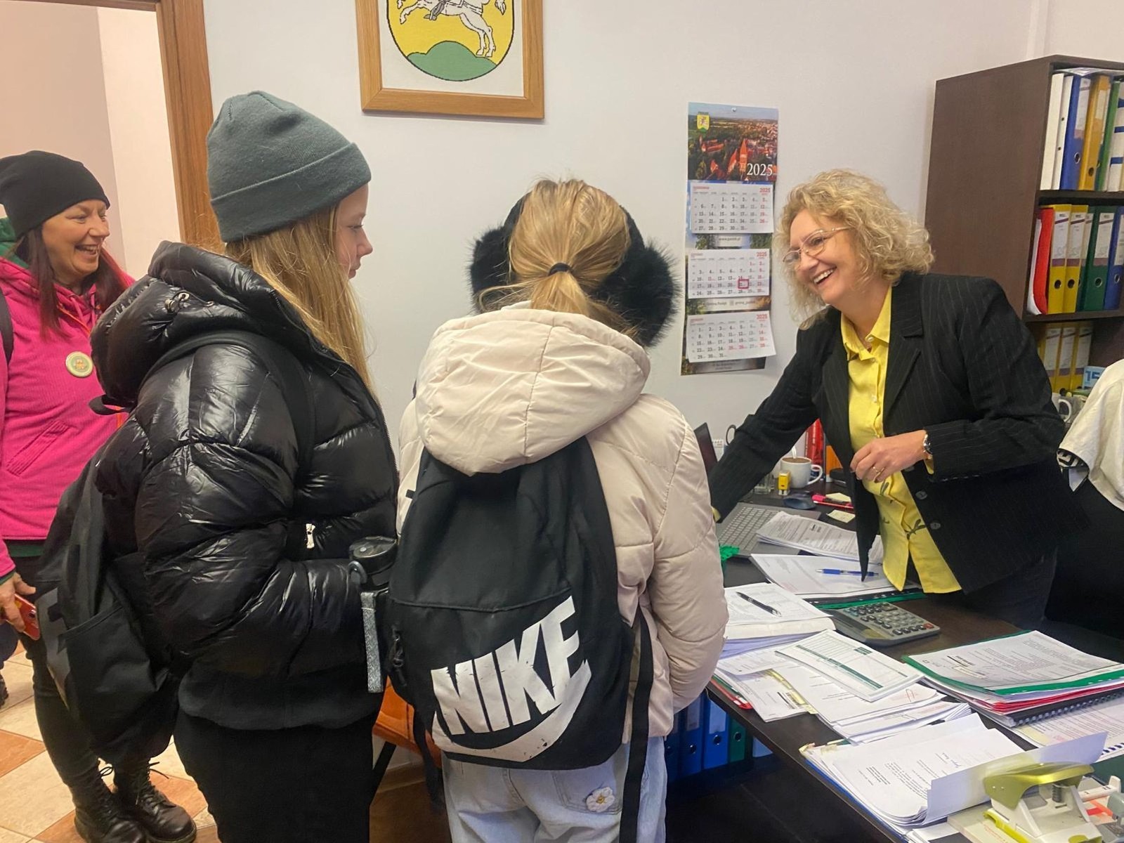 W dniu obchodów Światowego Dnia Tabliczki Mnożenia nasza szkoła włączyła się w akcję promującą znajomość działań matematycznych zarówno wśród uczniów, jak i w szerszej społeczności lokalnej.
Podczas przerw odbywały się krótkie egzaminy, podczas których wyznaczeni egzaminatorzy sprawdzali znajomość tabliczki mnożenia wśród uczniów oraz nauczycieli. Atmosfera była pełna pozytywnej rywalizacji, a uczestnicy z entuzjazmem podchodzili do matematycznych wyzwań.
Specjalnie powołane Patrole Egzaminacyjne, wyposażone w kolorowe transparenty, wyruszyły poza mury szkoły, aby szerzyć ideę Światowego Dnia Tabliczki Mnożenia wśród mieszkańców miasta. Wolontariusze odwiedzili okoliczne sklepy, parki oraz instytucje państwowe, gdzie przeprowadzali krótkie quizy matematyczne wśród przypadkowych przechodniów.
Akcja spotkała się z dużym zainteresowaniem i pozytywnym odbiorem. Kolorowe transparenty i pogodne podejście egzaminatorów przyciągały uwagę, zachęcając do udziału zarówno dzieci, dorosłych, jak i seniorów. W wielu przypadkach uczestnicy z uśmiechem podejmowali wyzwanie, przypominając sobie podstawowe działania matematyczne.
Dzięki zaangażowaniu całej społeczności szkolnej oraz aktywności poza szkołą, nasza placówka przyczyniła się do popularyzacji nauki matematyki wśród mieszkańców miasta. Obchody Światowego Dnia Tabliczki Mnożenia udowodniły, że matematyka może być zabawą dostępną dla wszystkich, niezależnie od wieku.