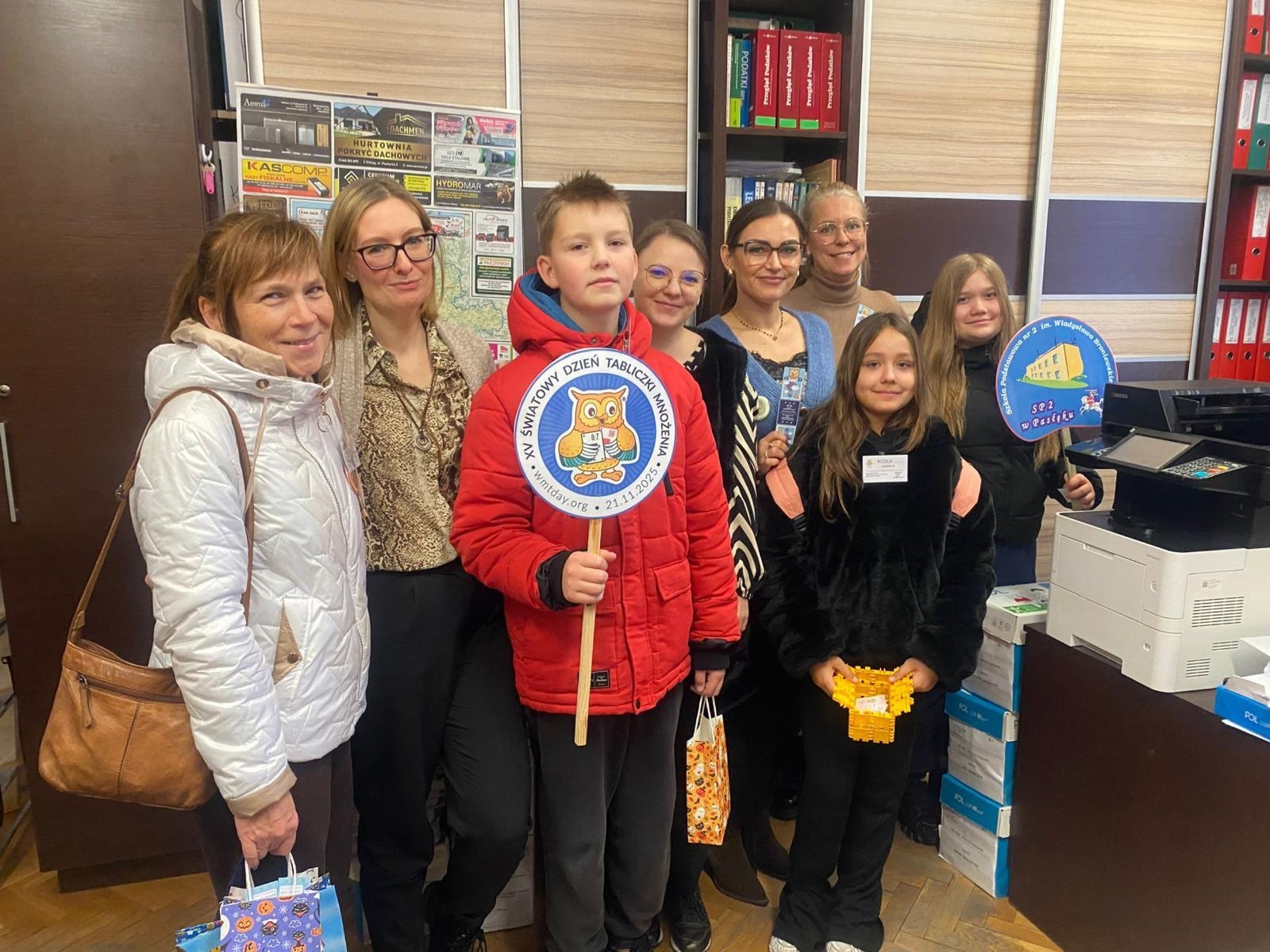 W dniu obchodów Światowego Dnia Tabliczki Mnożenia nasza szkoła włączyła się w akcję promującą znajomość działań matematycznych zarówno wśród uczniów, jak i w szerszej społeczności lokalnej.
Podczas przerw odbywały się krótkie egzaminy, podczas których wyznaczeni egzaminatorzy sprawdzali znajomość tabliczki mnożenia wśród uczniów oraz nauczycieli. Atmosfera była pełna pozytywnej rywalizacji, a uczestnicy z entuzjazmem podchodzili do matematycznych wyzwań.
Specjalnie powołane Patrole Egzaminacyjne, wyposażone w kolorowe transparenty, wyruszyły poza mury szkoły, aby szerzyć ideę Światowego Dnia Tabliczki Mnożenia wśród mieszkańców miasta. Wolontariusze odwiedzili okoliczne sklepy, parki oraz instytucje państwowe, gdzie przeprowadzali krótkie quizy matematyczne wśród przypadkowych przechodniów.
Akcja spotkała się z dużym zainteresowaniem i pozytywnym odbiorem. Kolorowe transparenty i pogodne podejście egzaminatorów przyciągały uwagę, zachęcając do udziału zarówno dzieci, dorosłych, jak i seniorów. W wielu przypadkach uczestnicy z uśmiechem podejmowali wyzwanie, przypominając sobie podstawowe działania matematyczne.
Dzięki zaangażowaniu całej społeczności szkolnej oraz aktywności poza szkołą, nasza placówka przyczyniła się do popularyzacji nauki matematyki wśród mieszkańców miasta. Obchody Światowego Dnia Tabliczki Mnożenia udowodniły, że matematyka może być zabawą dostępną dla wszystkich, niezależnie od wieku.