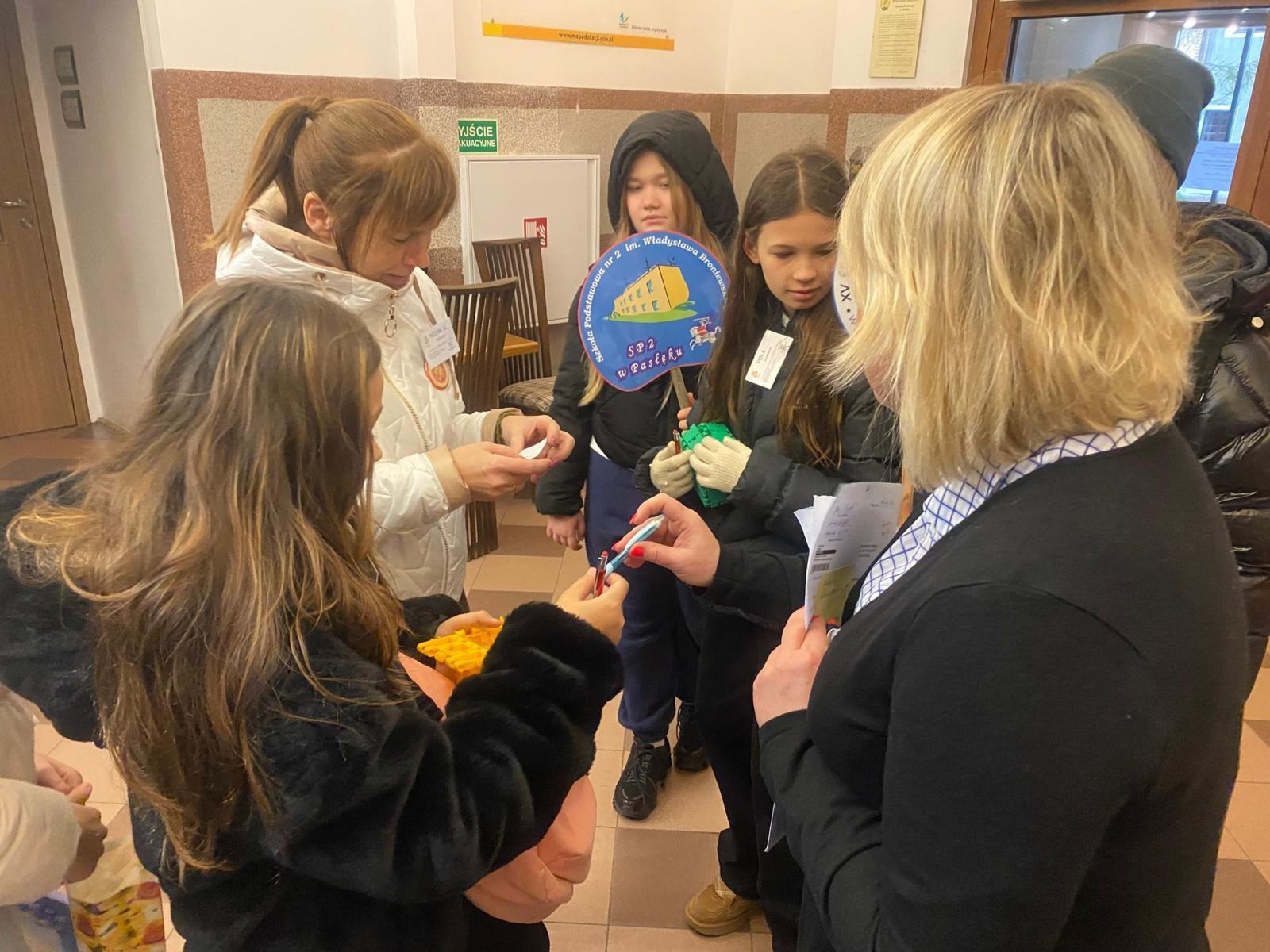 W dniu obchodów Światowego Dnia Tabliczki Mnożenia nasza szkoła włączyła się w akcję promującą znajomość działań matematycznych zarówno wśród uczniów, jak i w szerszej społeczności lokalnej.
Podczas przerw odbywały się krótkie egzaminy, podczas których wyznaczeni egzaminatorzy sprawdzali znajomość tabliczki mnożenia wśród uczniów oraz nauczycieli. Atmosfera była pełna pozytywnej rywalizacji, a uczestnicy z entuzjazmem podchodzili do matematycznych wyzwań.
Specjalnie powołane Patrole Egzaminacyjne, wyposażone w kolorowe transparenty, wyruszyły poza mury szkoły, aby szerzyć ideę Światowego Dnia Tabliczki Mnożenia wśród mieszkańców miasta. Wolontariusze odwiedzili okoliczne sklepy, parki oraz instytucje państwowe, gdzie przeprowadzali krótkie quizy matematyczne wśród przypadkowych przechodniów.
Akcja spotkała się z dużym zainteresowaniem i pozytywnym odbiorem. Kolorowe transparenty i pogodne podejście egzaminatorów przyciągały uwagę, zachęcając do udziału zarówno dzieci, dorosłych, jak i seniorów. W wielu przypadkach uczestnicy z uśmiechem podejmowali wyzwanie, przypominając sobie podstawowe działania matematyczne.
Dzięki zaangażowaniu całej społeczności szkolnej oraz aktywności poza szkołą, nasza placówka przyczyniła się do popularyzacji nauki matematyki wśród mieszkańców miasta. Obchody Światowego Dnia Tabliczki Mnożenia udowodniły, że matematyka może być zabawą dostępną dla wszystkich, niezależnie od wieku.