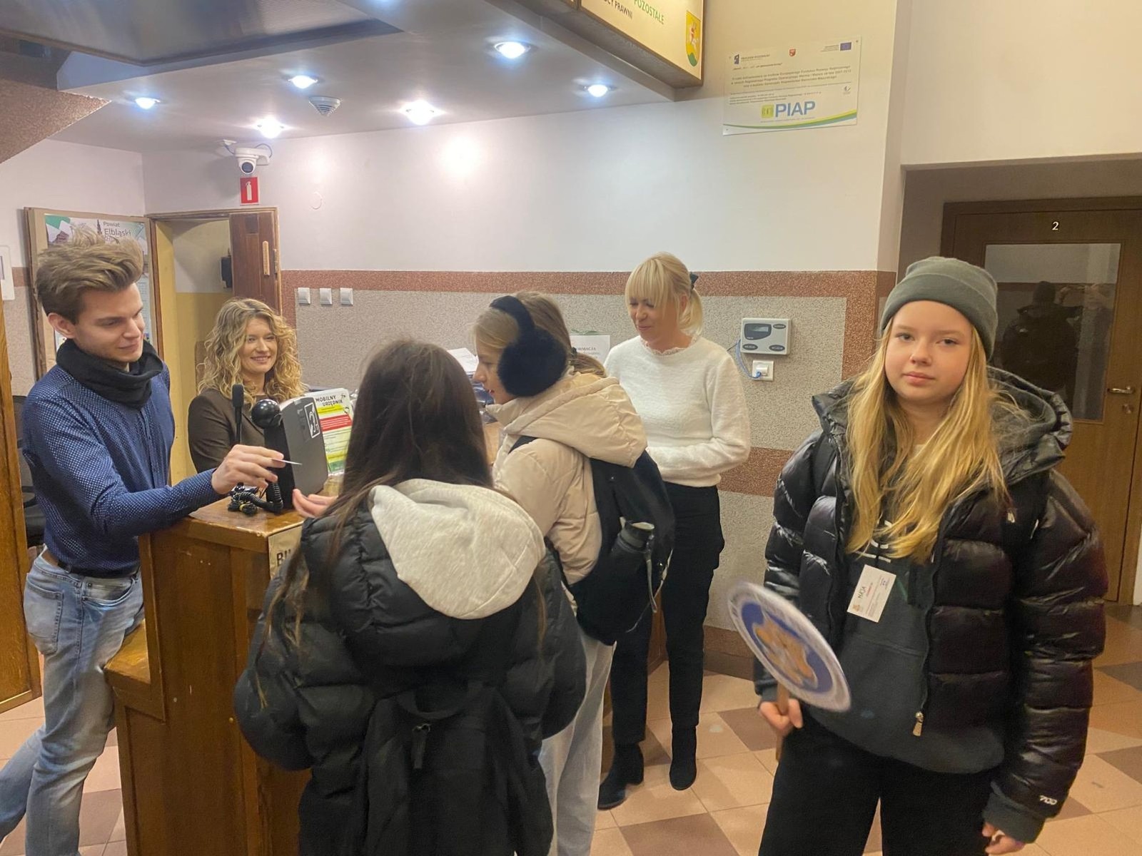 W dniu obchodów Światowego Dnia Tabliczki Mnożenia nasza szkoła włączyła się w akcję promującą znajomość działań matematycznych zarówno wśród uczniów, jak i w szerszej społeczności lokalnej.
Podczas przerw odbywały się krótkie egzaminy, podczas których wyznaczeni egzaminatorzy sprawdzali znajomość tabliczki mnożenia wśród uczniów oraz nauczycieli. Atmosfera była pełna pozytywnej rywalizacji, a uczestnicy z entuzjazmem podchodzili do matematycznych wyzwań.
Specjalnie powołane Patrole Egzaminacyjne, wyposażone w kolorowe transparenty, wyruszyły poza mury szkoły, aby szerzyć ideę Światowego Dnia Tabliczki Mnożenia wśród mieszkańców miasta. Wolontariusze odwiedzili okoliczne sklepy, parki oraz instytucje państwowe, gdzie przeprowadzali krótkie quizy matematyczne wśród przypadkowych przechodniów.
Akcja spotkała się z dużym zainteresowaniem i pozytywnym odbiorem. Kolorowe transparenty i pogodne podejście egzaminatorów przyciągały uwagę, zachęcając do udziału zarówno dzieci, dorosłych, jak i seniorów. W wielu przypadkach uczestnicy z uśmiechem podejmowali wyzwanie, przypominając sobie podstawowe działania matematyczne.
Dzięki zaangażowaniu całej społeczności szkolnej oraz aktywności poza szkołą, nasza placówka przyczyniła się do popularyzacji nauki matematyki wśród mieszkańców miasta. Obchody Światowego Dnia Tabliczki Mnożenia udowodniły, że matematyka może być zabawą dostępną dla wszystkich, niezależnie od wieku.