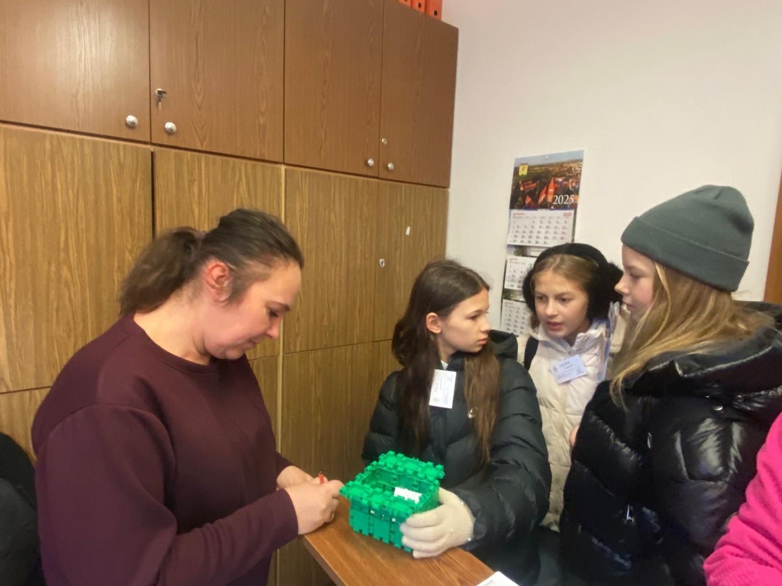 W dniu obchodów Światowego Dnia Tabliczki Mnożenia nasza szkoła włączyła się w akcję promującą znajomość działań matematycznych zarówno wśród uczniów, jak i w szerszej społeczności lokalnej.
Podczas przerw odbywały się krótkie egzaminy, podczas których wyznaczeni egzaminatorzy sprawdzali znajomość tabliczki mnożenia wśród uczniów oraz nauczycieli. Atmosfera była pełna pozytywnej rywalizacji, a uczestnicy z entuzjazmem podchodzili do matematycznych wyzwań.
Specjalnie powołane Patrole Egzaminacyjne, wyposażone w kolorowe transparenty, wyruszyły poza mury szkoły, aby szerzyć ideę Światowego Dnia Tabliczki Mnożenia wśród mieszkańców miasta. Wolontariusze odwiedzili okoliczne sklepy, parki oraz instytucje państwowe, gdzie przeprowadzali krótkie quizy matematyczne wśród przypadkowych przechodniów.
Akcja spotkała się z dużym zainteresowaniem i pozytywnym odbiorem. Kolorowe transparenty i pogodne podejście egzaminatorów przyciągały uwagę, zachęcając do udziału zarówno dzieci, dorosłych, jak i seniorów. W wielu przypadkach uczestnicy z uśmiechem podejmowali wyzwanie, przypominając sobie podstawowe działania matematyczne.
Dzięki zaangażowaniu całej społeczności szkolnej oraz aktywności poza szkołą, nasza placówka przyczyniła się do popularyzacji nauki matematyki wśród mieszkańców miasta. Obchody Światowego Dnia Tabliczki Mnożenia udowodniły, że matematyka może być zabawą dostępną dla wszystkich, niezależnie od wieku.